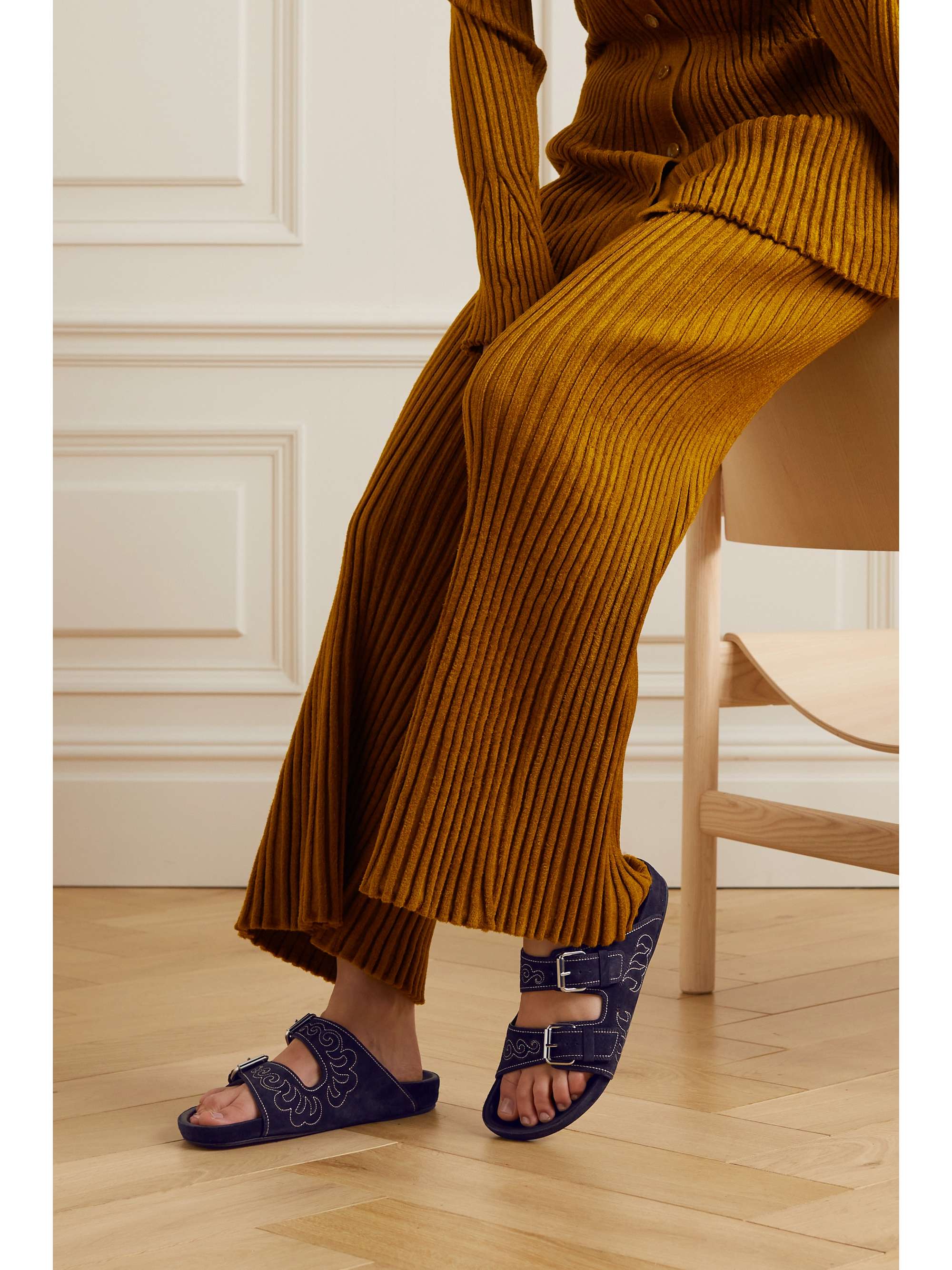 ISABEL MARANT 레니오 버클 자수 스웨이드 슬라이더 샌들