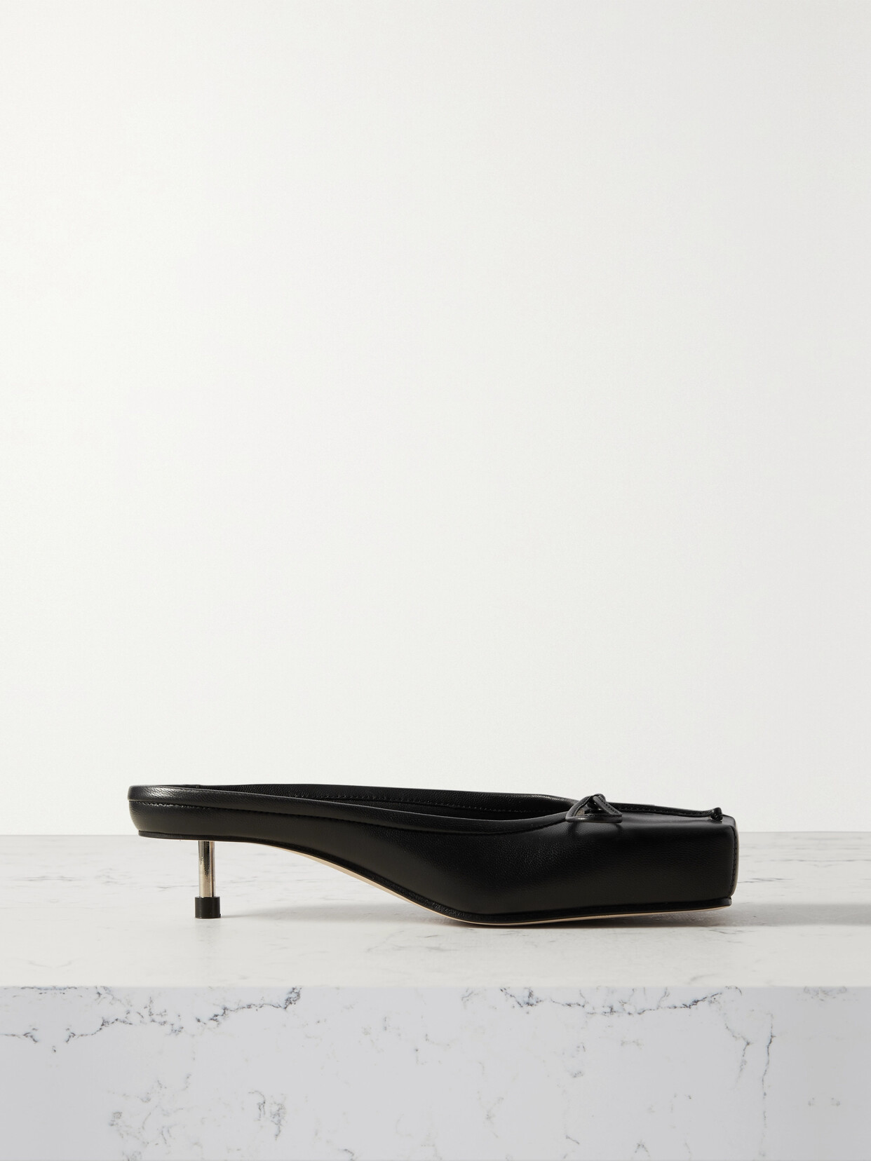 Jacquemus Les Mules Basses Ballet Bow-detailed Leather Pumps In Black