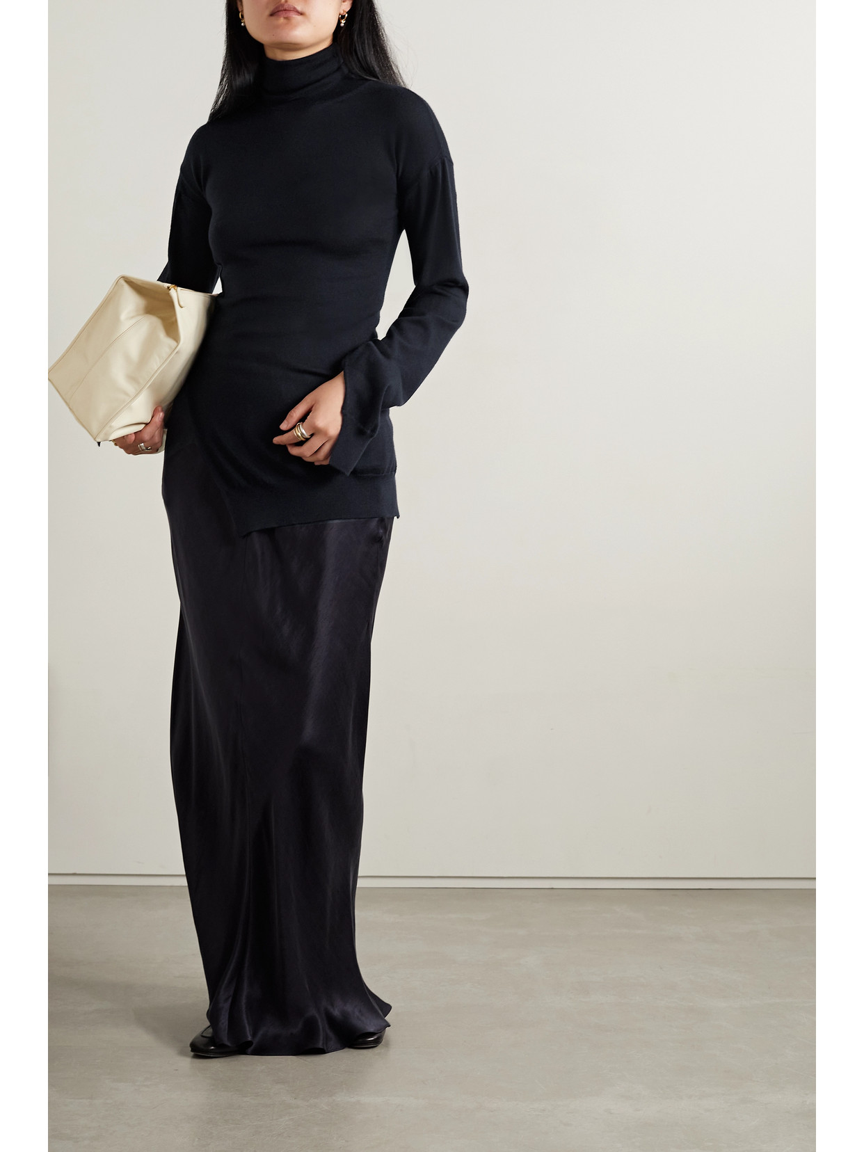 The Row Nomi Cashmere Turtleneck Sweater In Blue