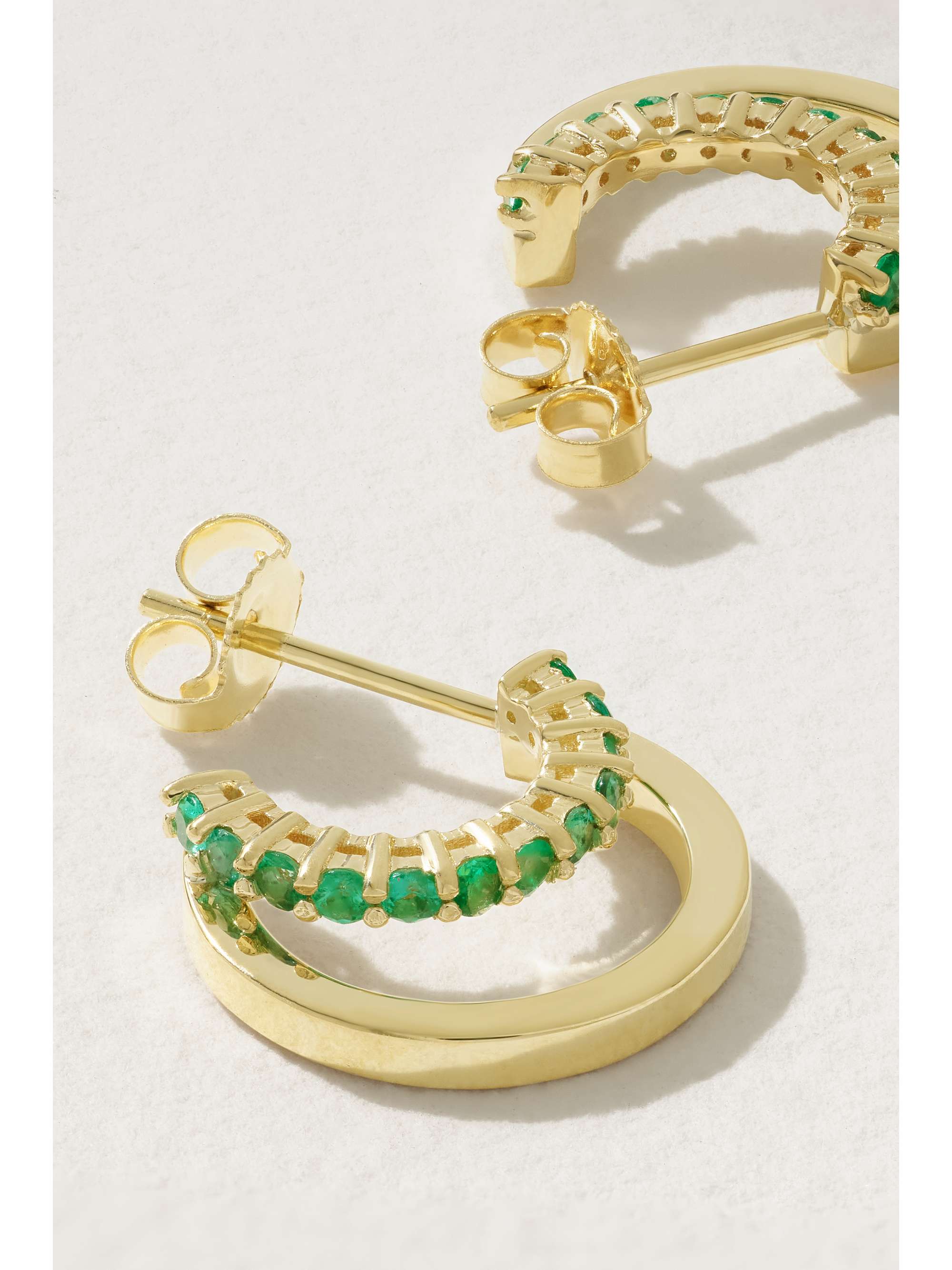 JENNIFER MEYER Mini Double Creolen aus 18 Karat Gold mit Smaragden