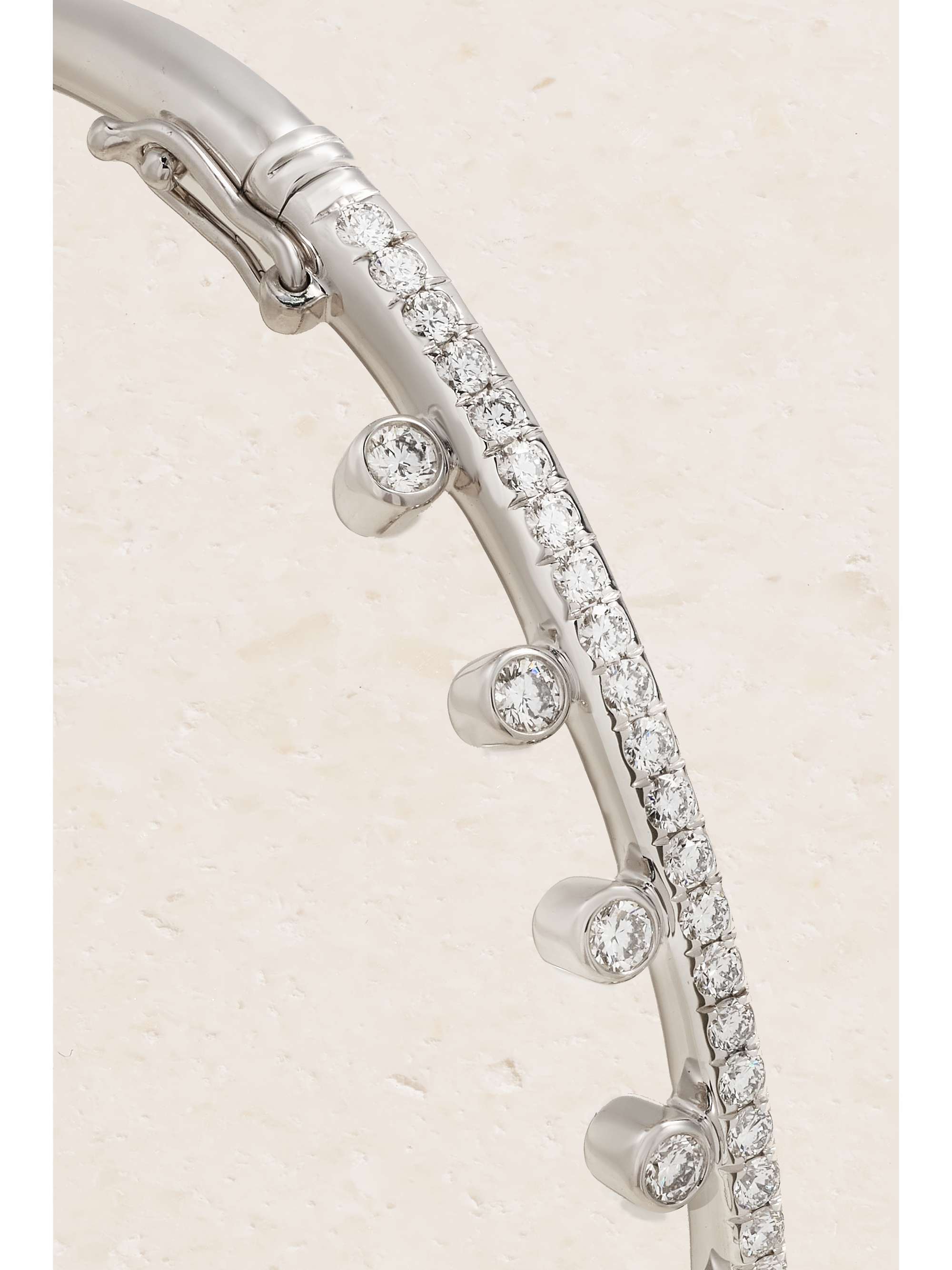 DE BEERS Bangle in oro bianco 18 carati con diamanti Dewdrop One Line