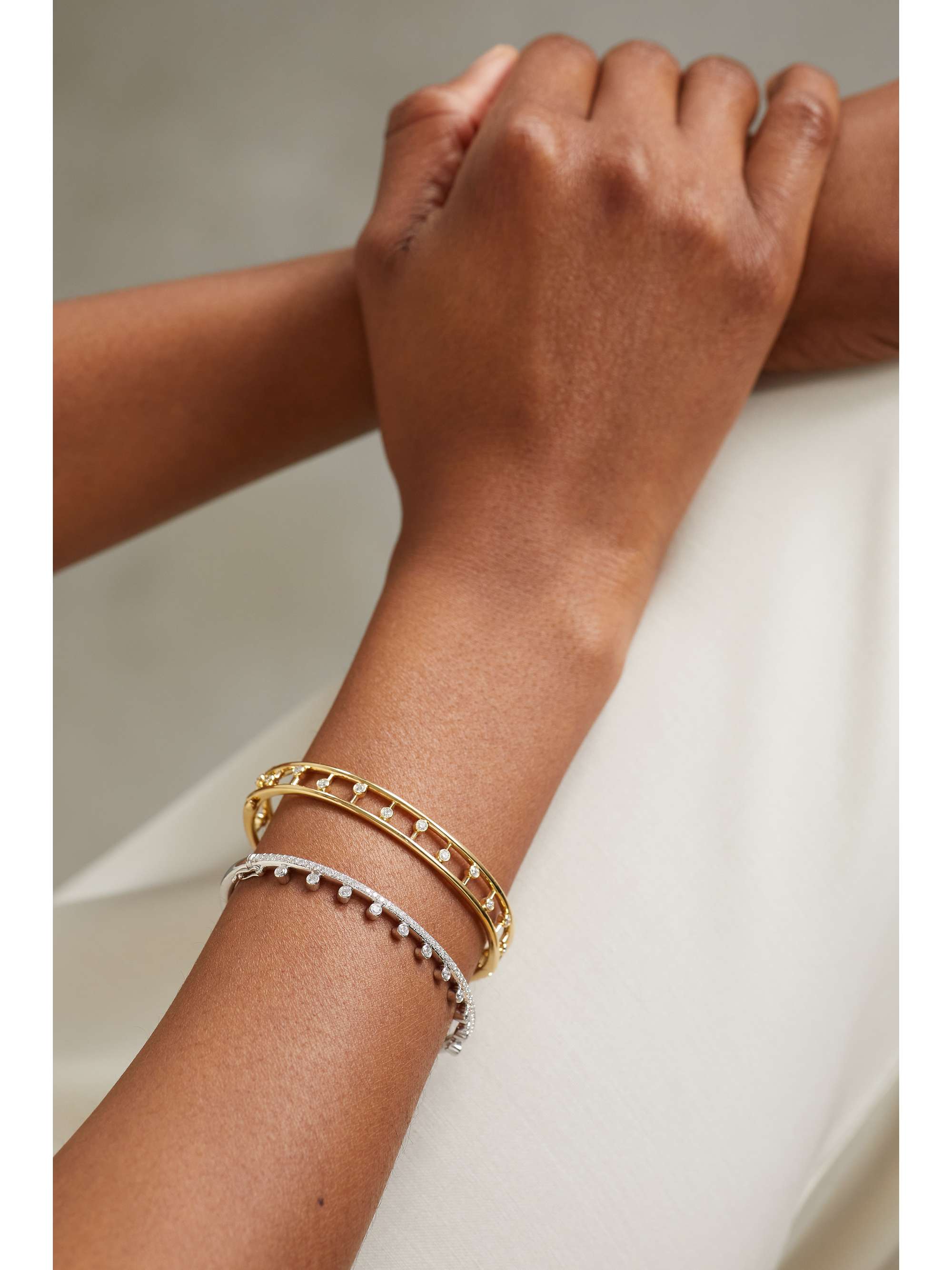 DE BEERS Bangle in oro bianco 18 carati con diamanti Dewdrop One Line