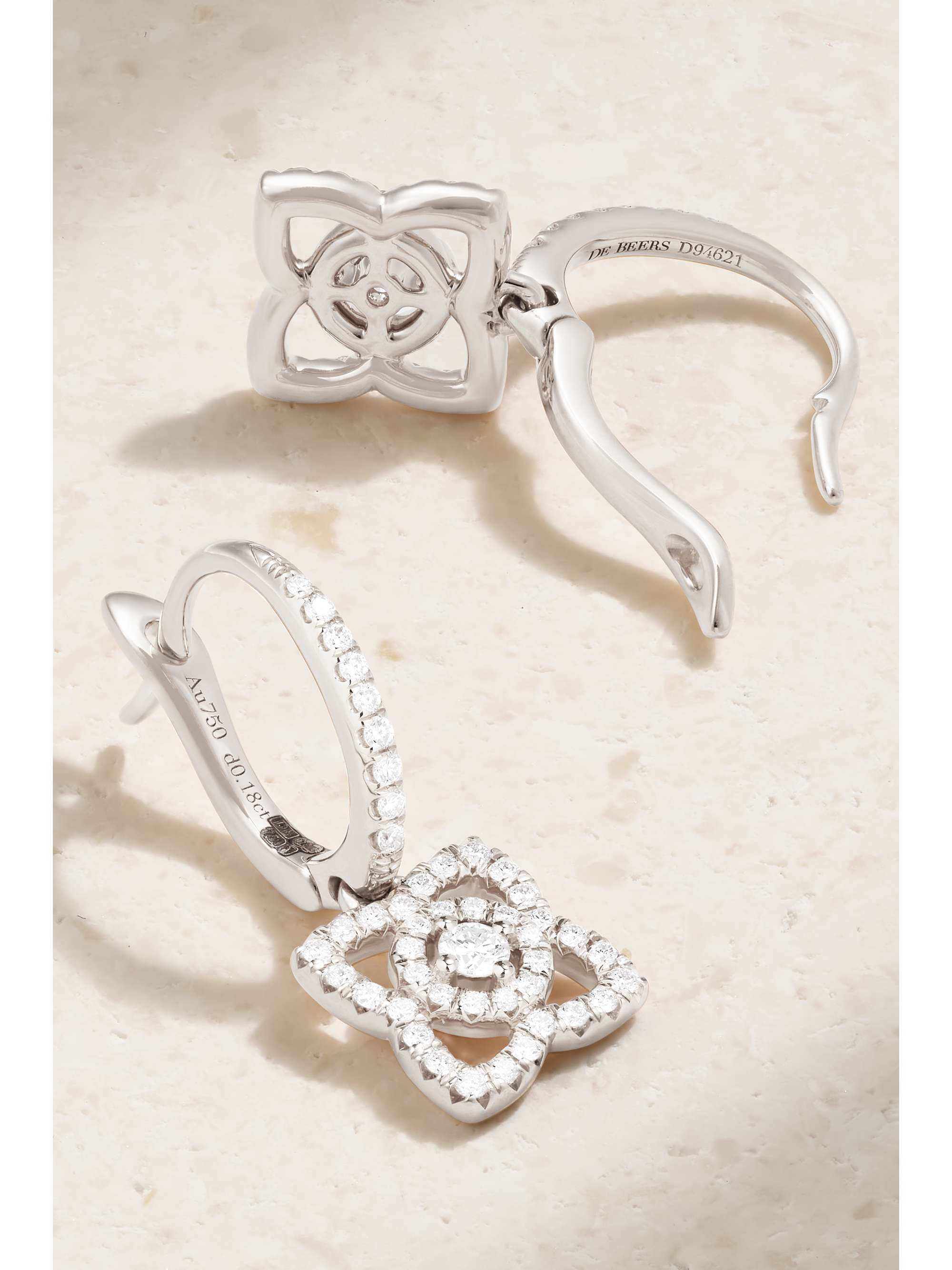 DE BEERS أقراط Enchanted Lotus دائرية من الذهب الأبيض عيار 18 قيراط والألماس