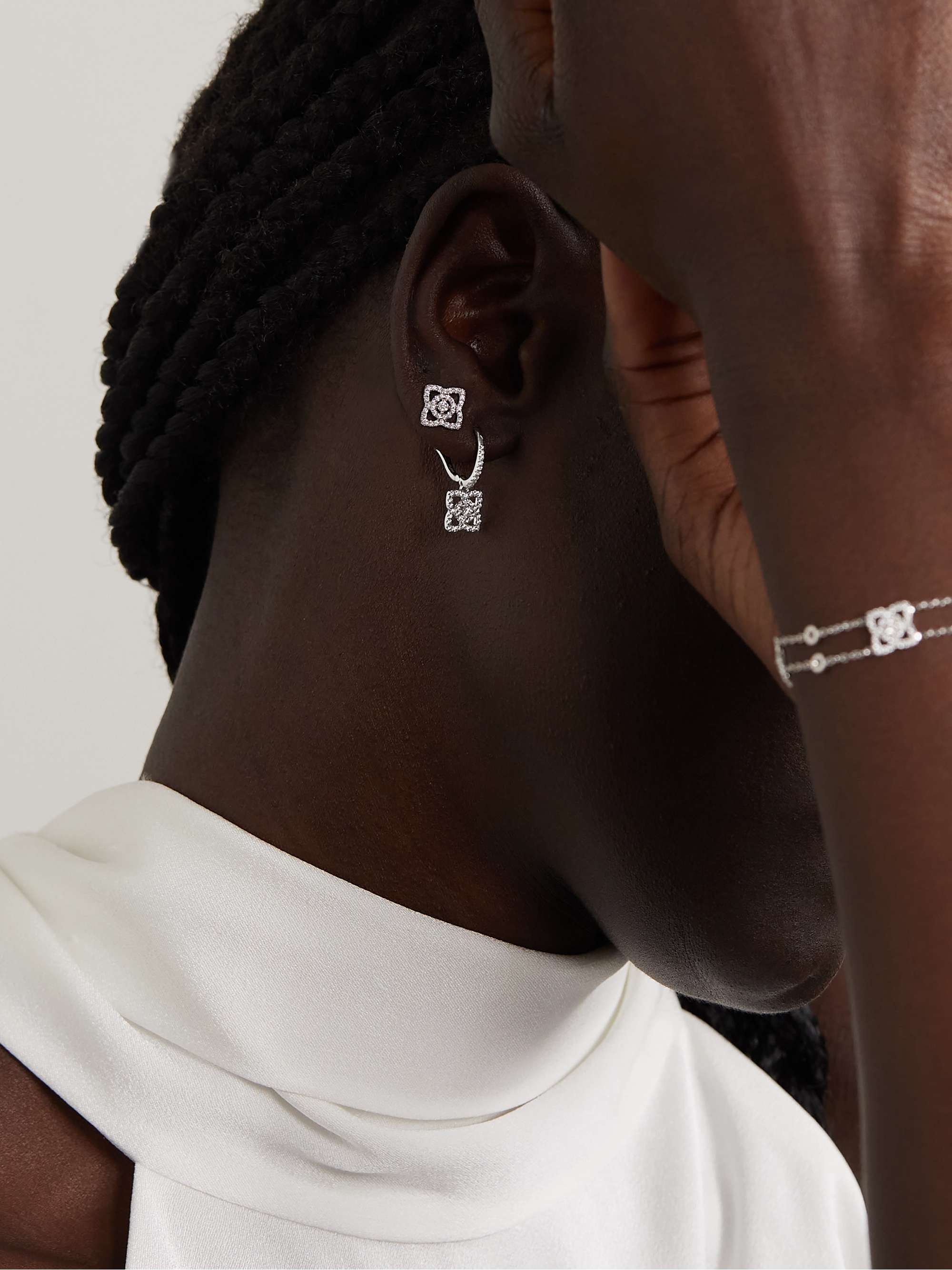 DE BEERS أقراط Enchanted Lotus دائرية من الذهب الأبيض عيار 18 قيراط والألماس