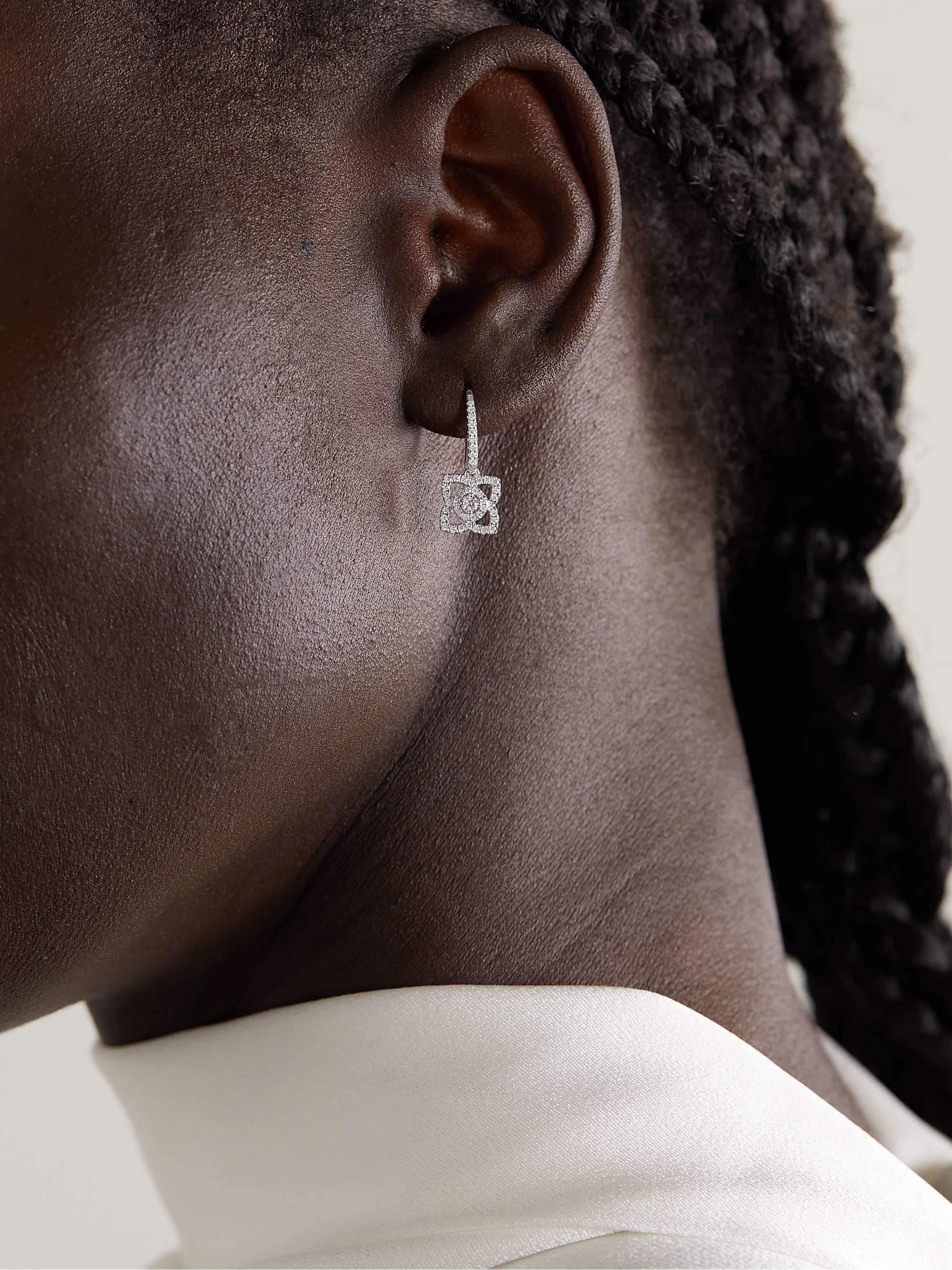 DE BEERS أقراط Enchanted Lotus دائرية من الذهب الأبيض عيار 18 قيراط والألماس