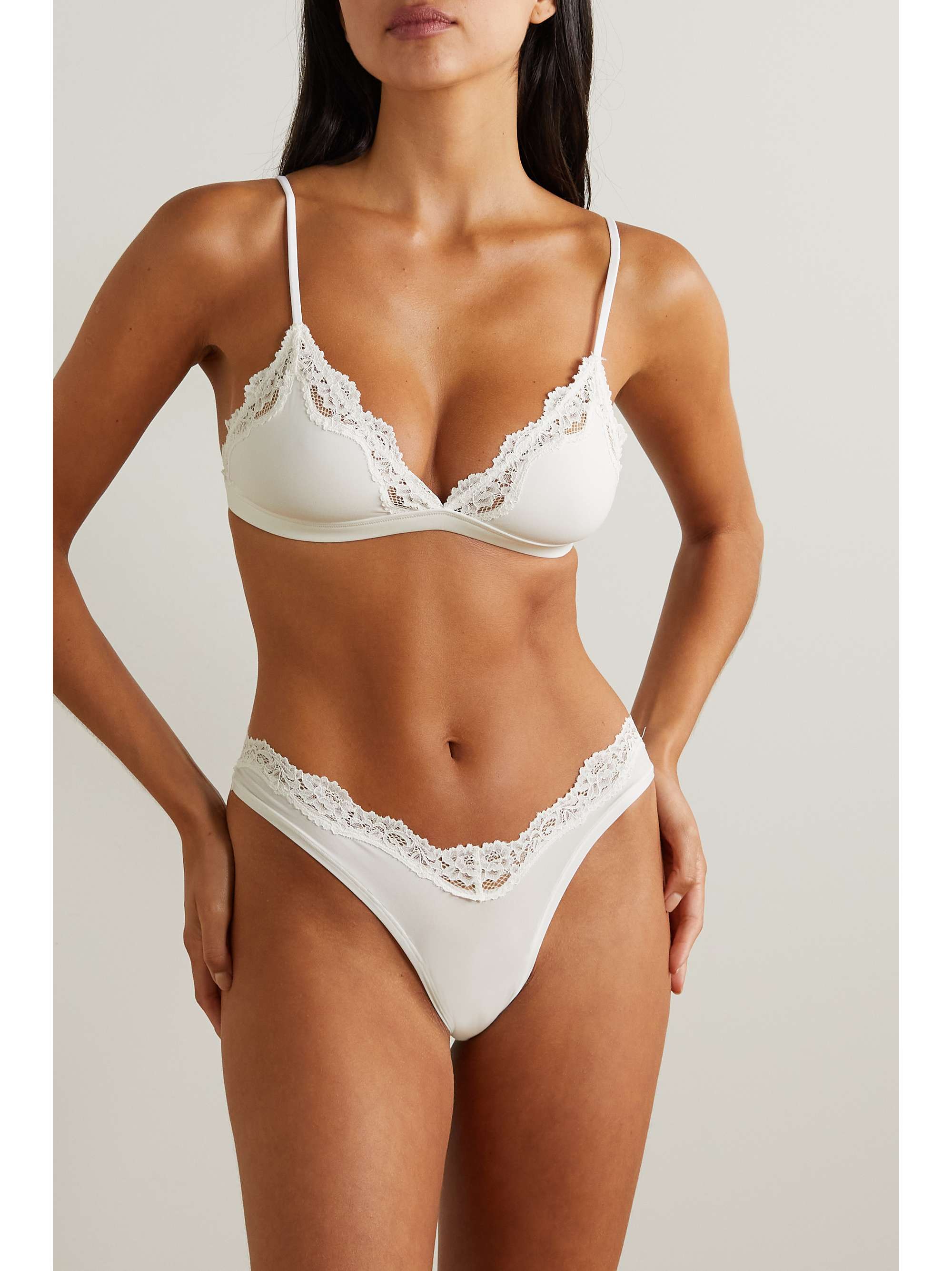 Skims Fits Everybody Triangle Bra in Sienna - XS, Women's Fashion, Tops,  Others Tops on Carousell