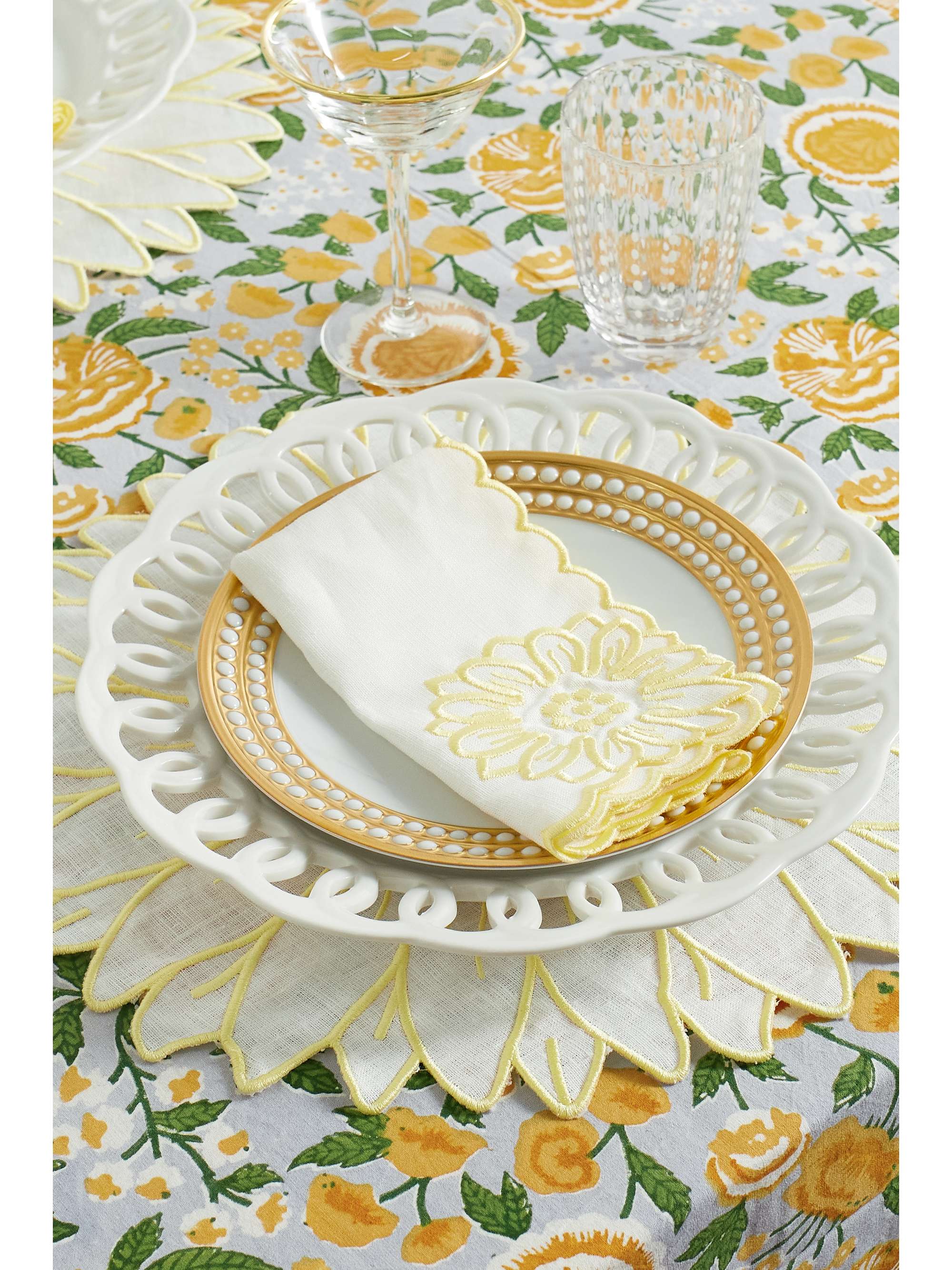 MAISON MARGAUX Penelope linen tablecloth and Margarita set of four napkins and placemats