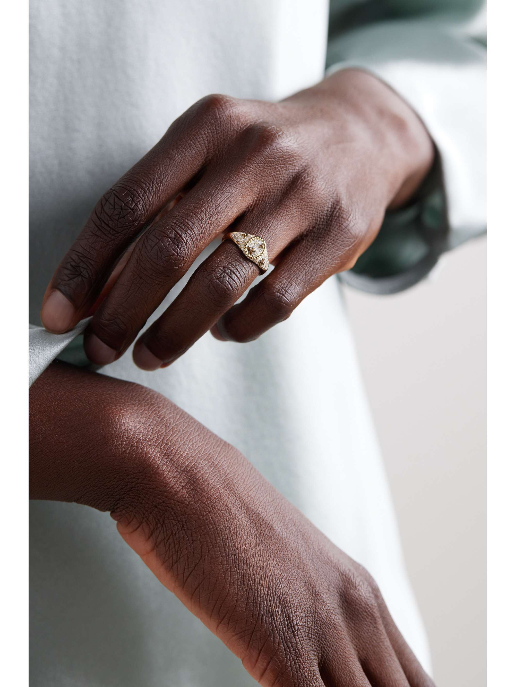 YVONNE LÉON Baby Chevalière 9-karat gold, diamond and