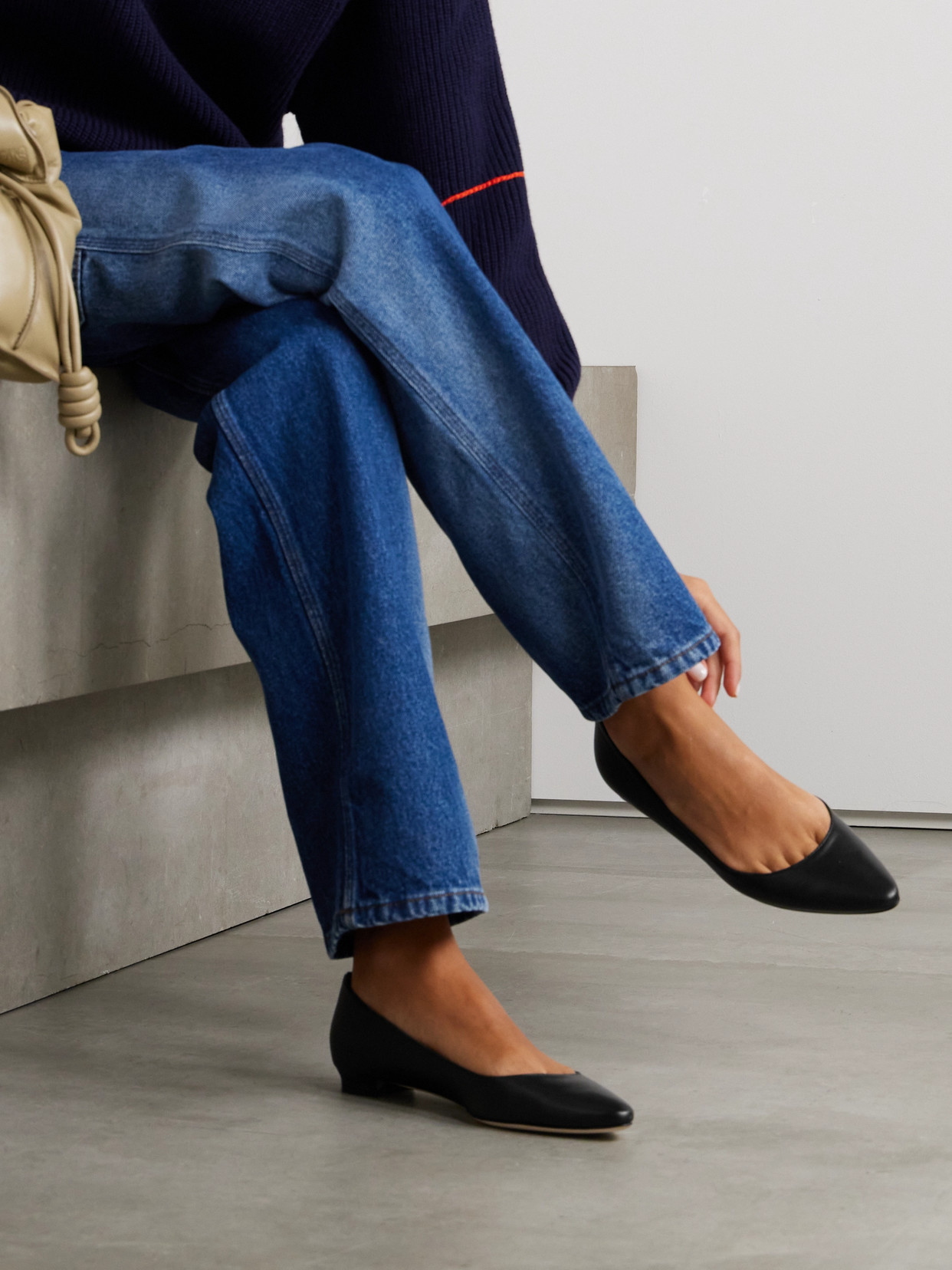 靴 MANOLO BLAHNIK BB FLAT Manolo Blahnik - BB Dark Beige Suede Flat | Mitchell Stores