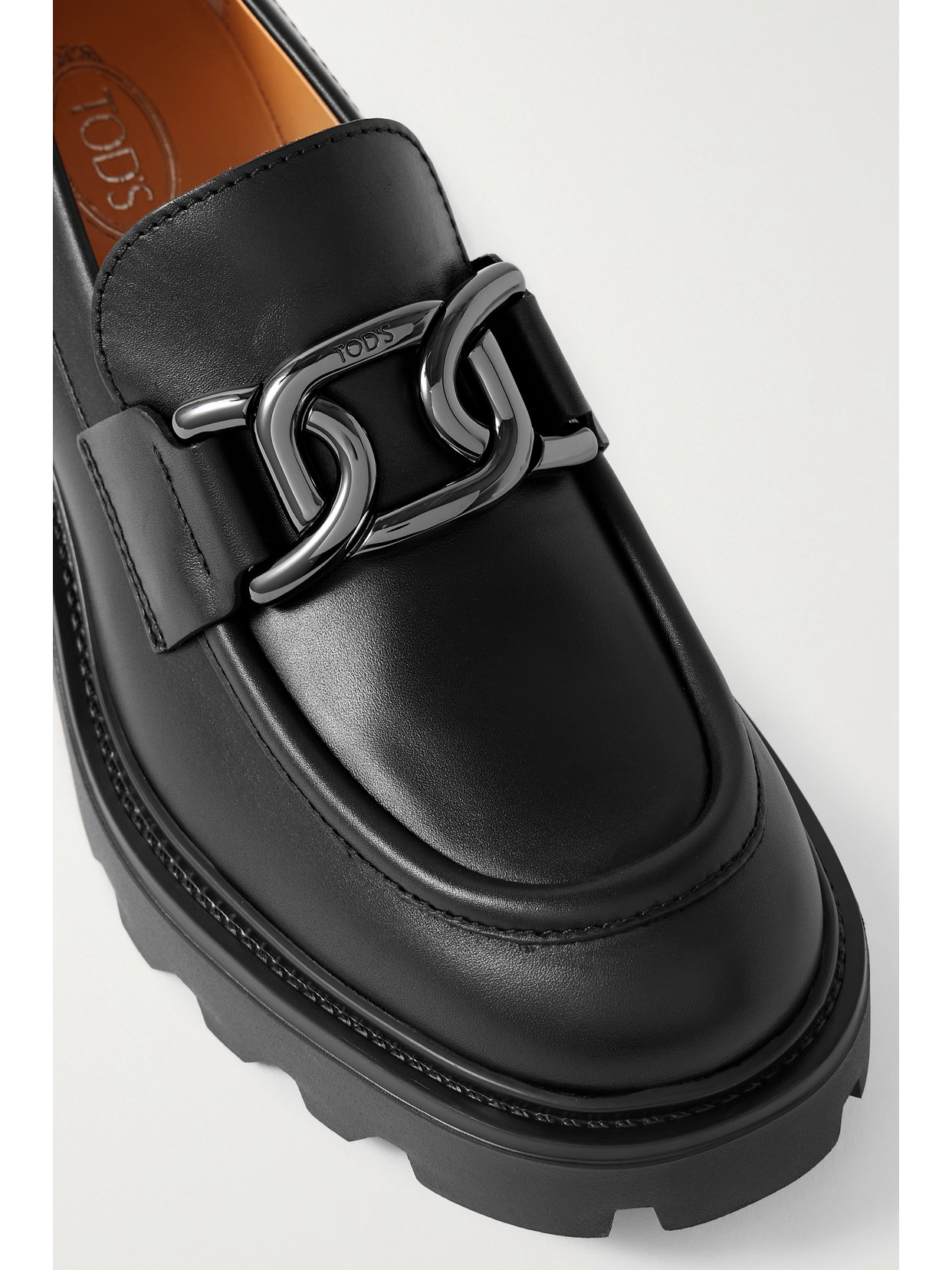 Tod's Semi-shiny Leather Heeled Loafers With Metal Chain Shoes In Black