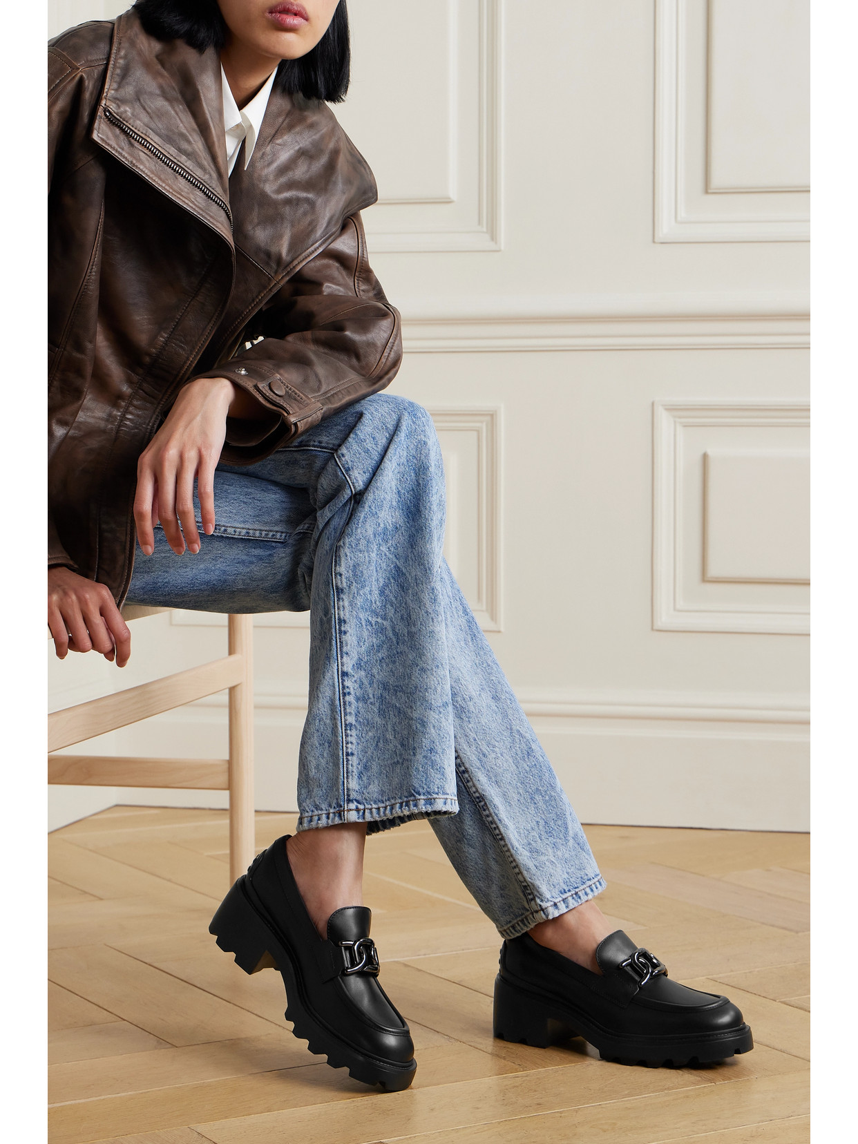 Tod's Semi-shiny Leather Heeled Loafers With Metal Chain Shoes In Black