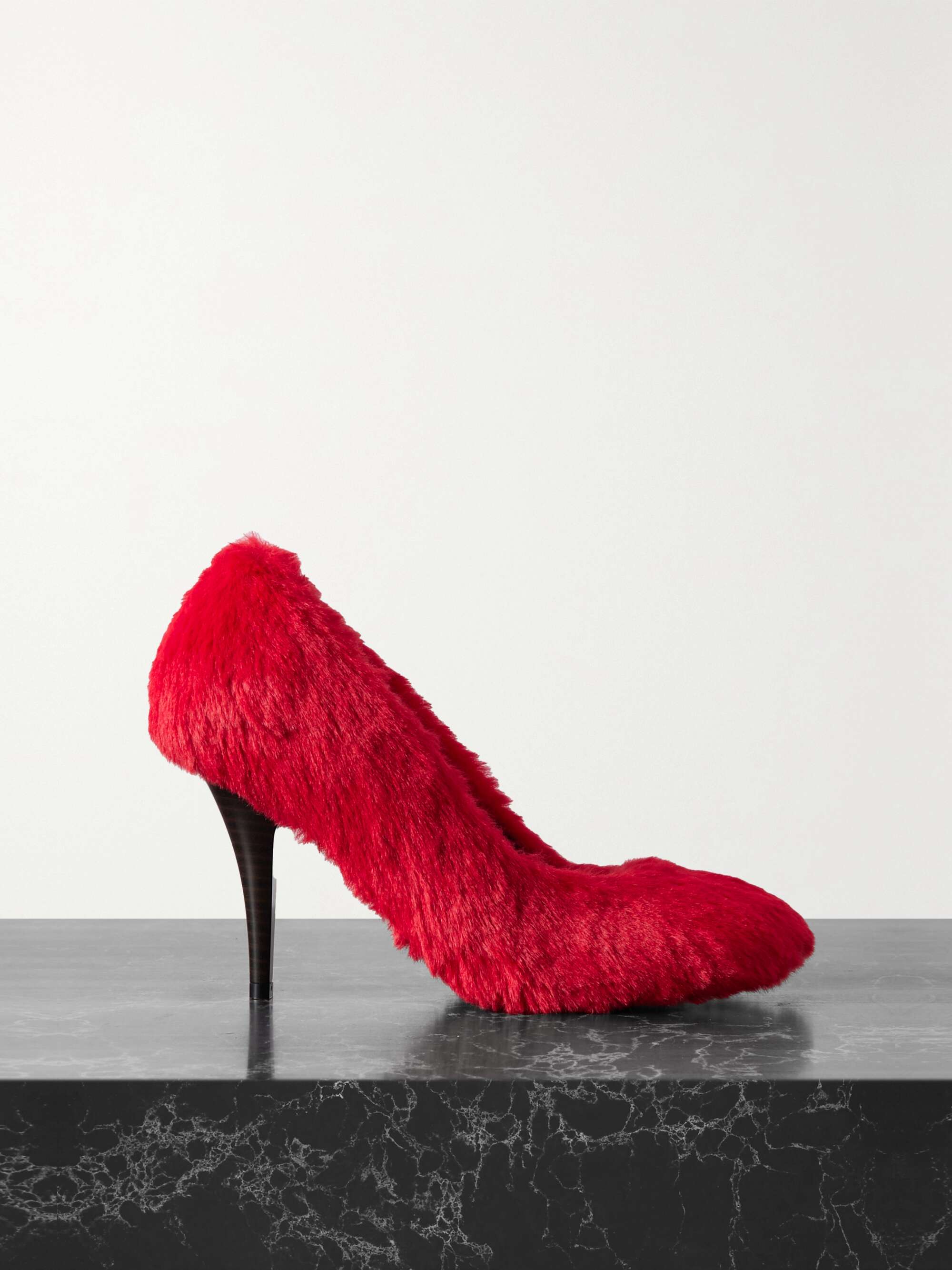 Faux fur pumps red IT35