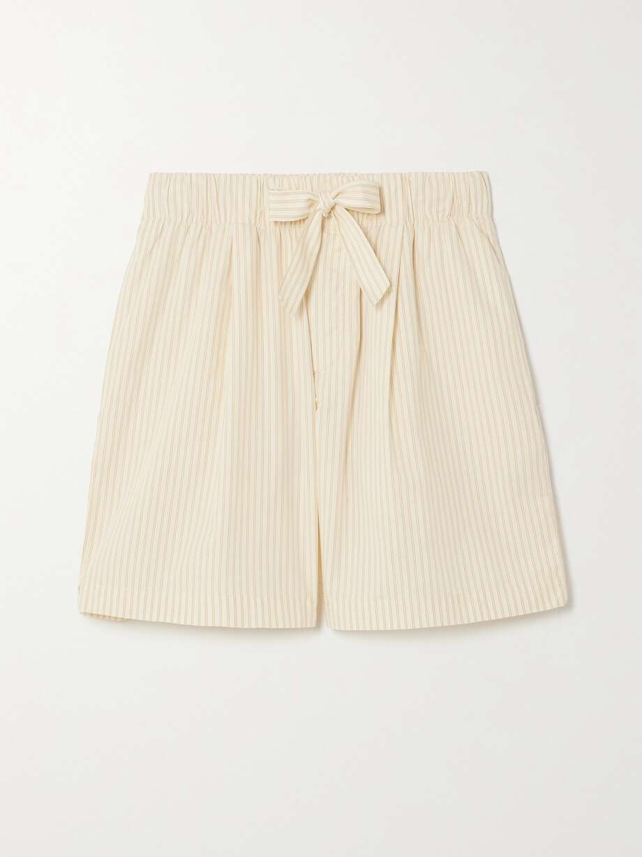 Created in collaboration with leading textile expert TEKLA, Birkenstock 1774's shorts are designed expressly for comfort. They're cut from organic cotton-poplin that's cool and airy, making them a failsafe for balmy days or lounging. Team them with the matching sandals - the serene colors are used throughout the collection.