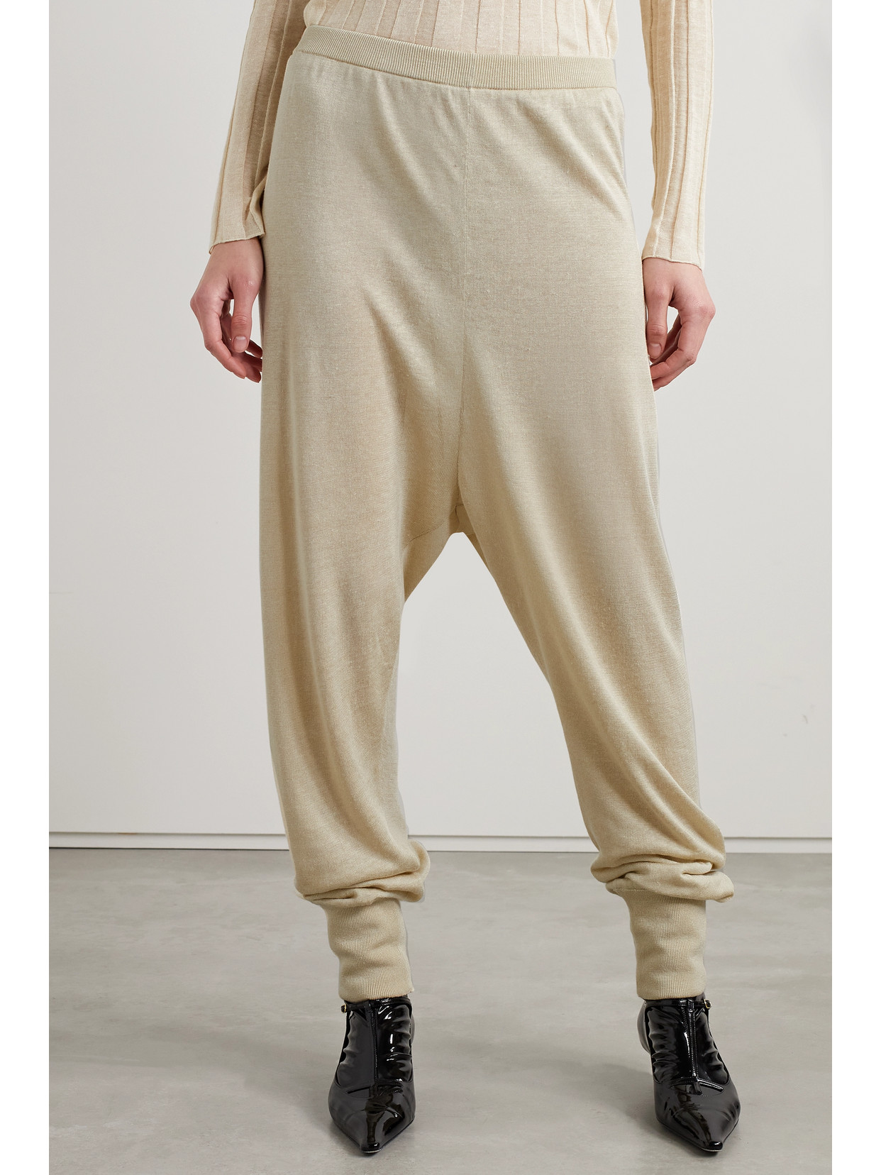 The Row Dalbero Linen And Silk-blend Tapered Pants In Cream