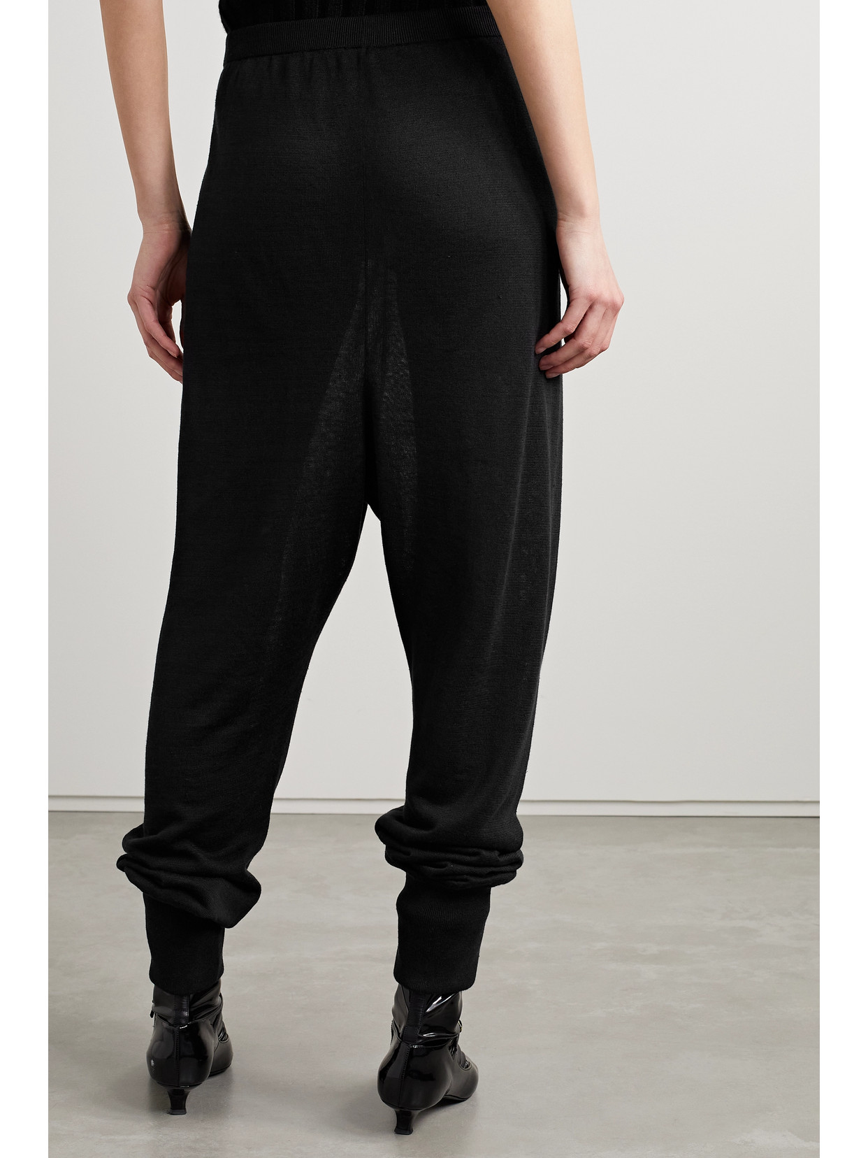 The Row Dalbero Tapered Linen And Silk-blend Pants In Black