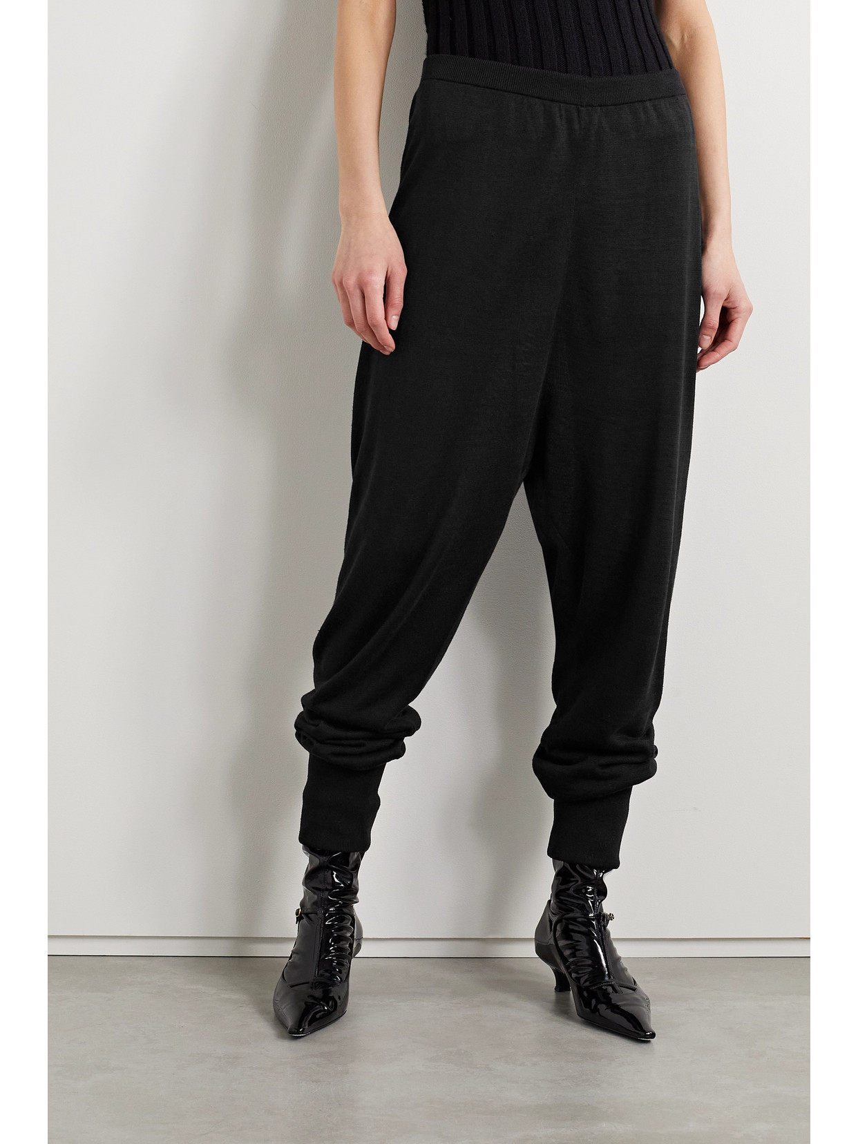 The Row Dalbero Tapered Linen And Silk-blend Pants In Black