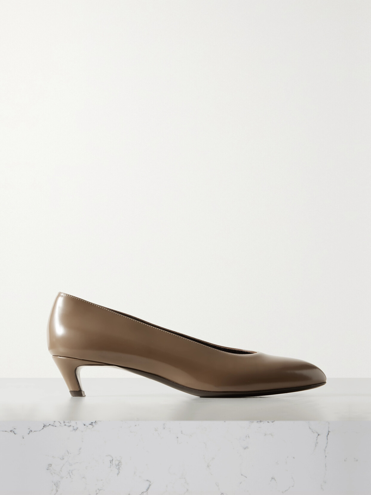 THE ROW GLOSSED-LEATHER PUMPS