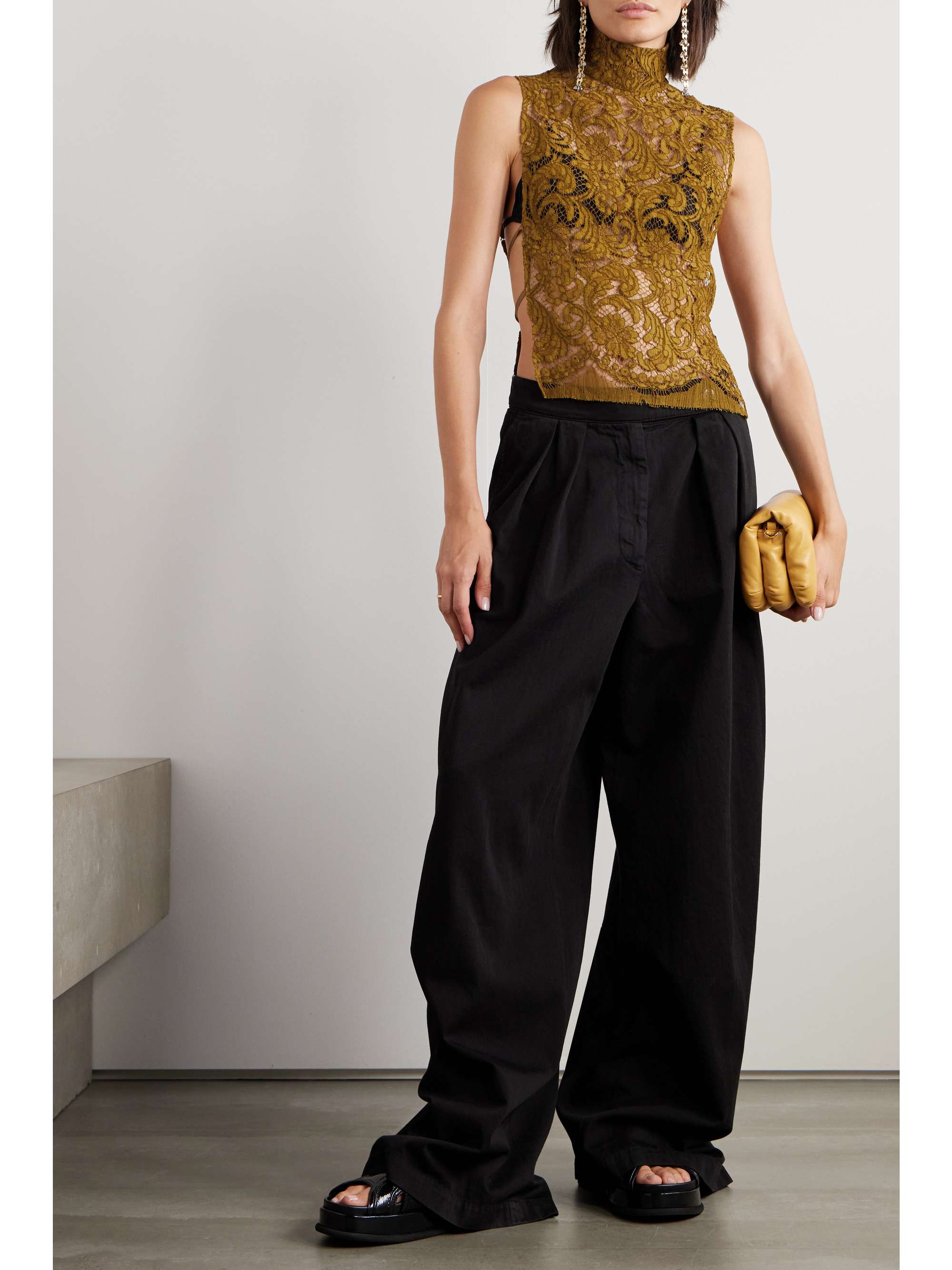Sleeveless lace on sale turtleneck top