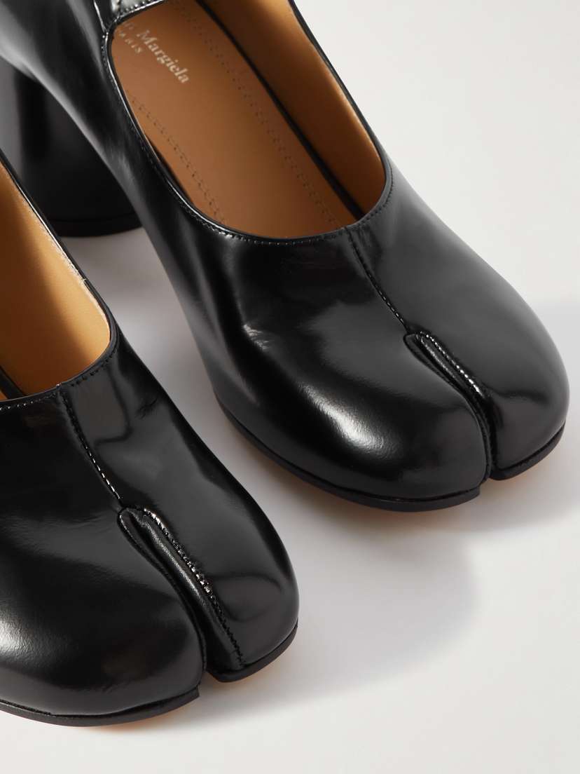 Maison Margiela Tabi Split-toe Glossed-leather Mary Jane Pumps - detail view in Black