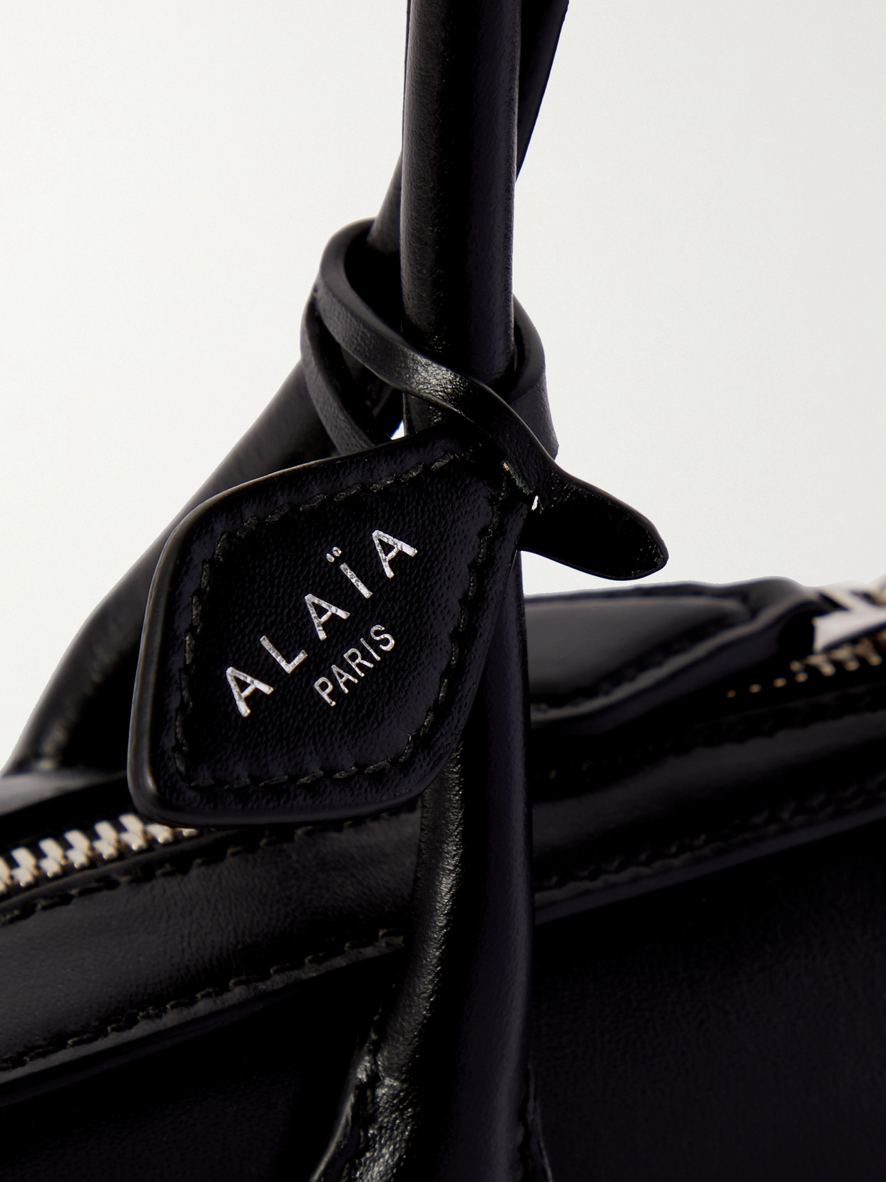 Alaïa Womens Alaia Le Teckel Branded-tag Leather Shoulder Bag In Black