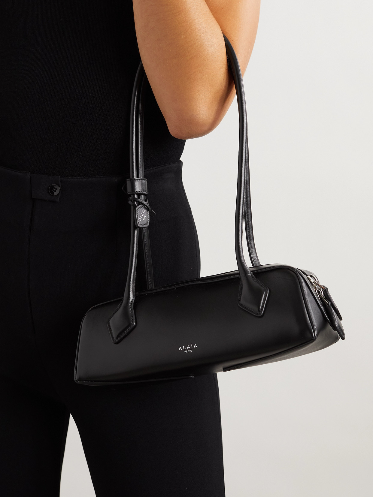 Alaïa Womens Alaia Le Teckel Branded-tag Leather Shoulder Bag In Black