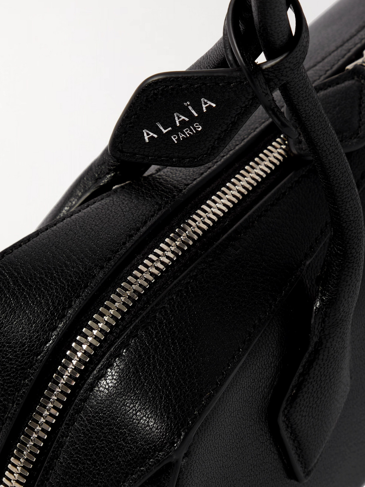 Alaïa Womens Alaia Le Teckel Branded-tag Leather Shoulder Bag In Black