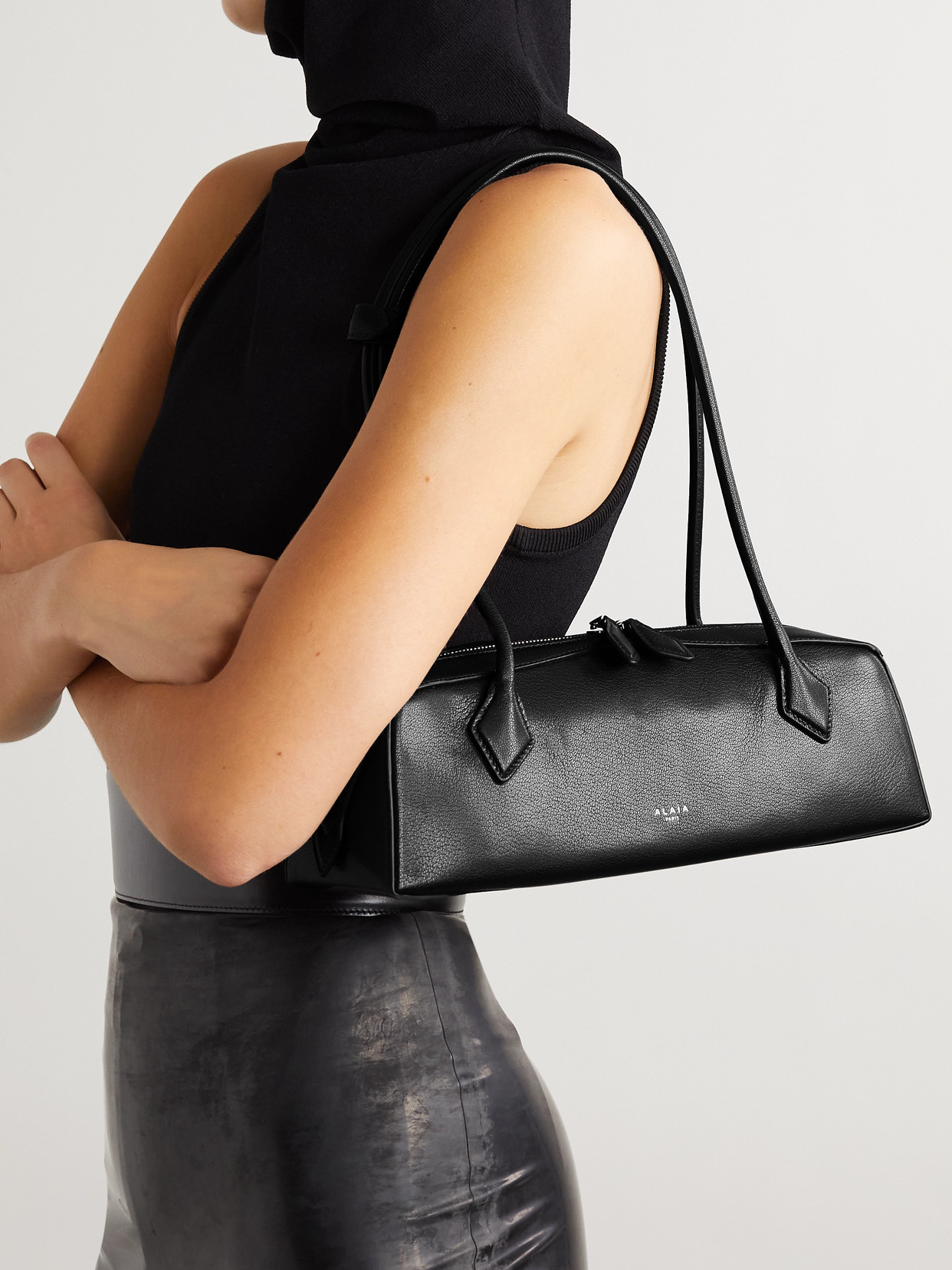 Alaïa Womens Alaia Le Teckel Branded-tag Leather Shoulder Bag In Black