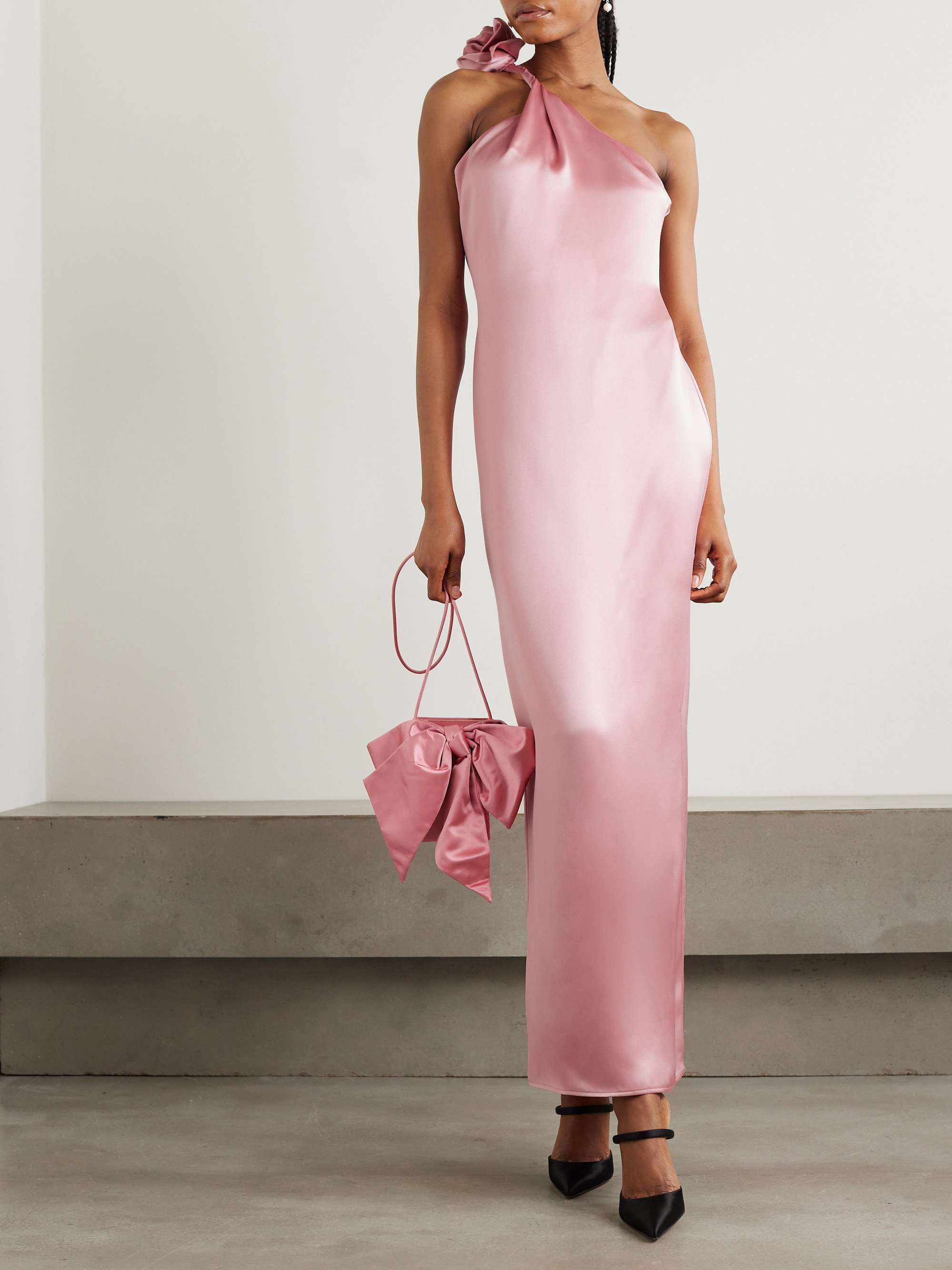 https://www.net-a-porter.com/variants/images/1647597325940264/ou/w2000_a3-4_q60.jpg