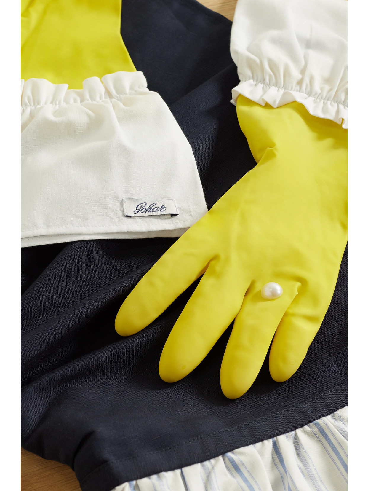 Gohar World Hands On Host Faux Pearl-embellished Apron And Gloves Set In Multi
