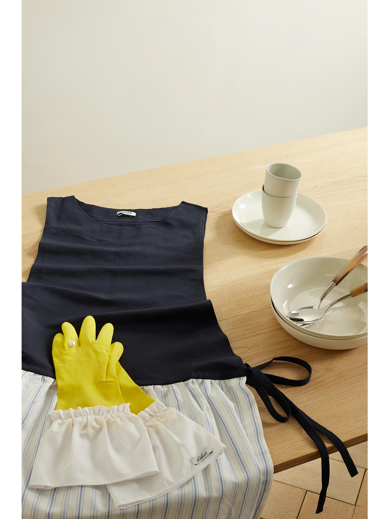 Gohar World Hands On Host Faux Pearl-embellished Apron And Gloves Set In Multi