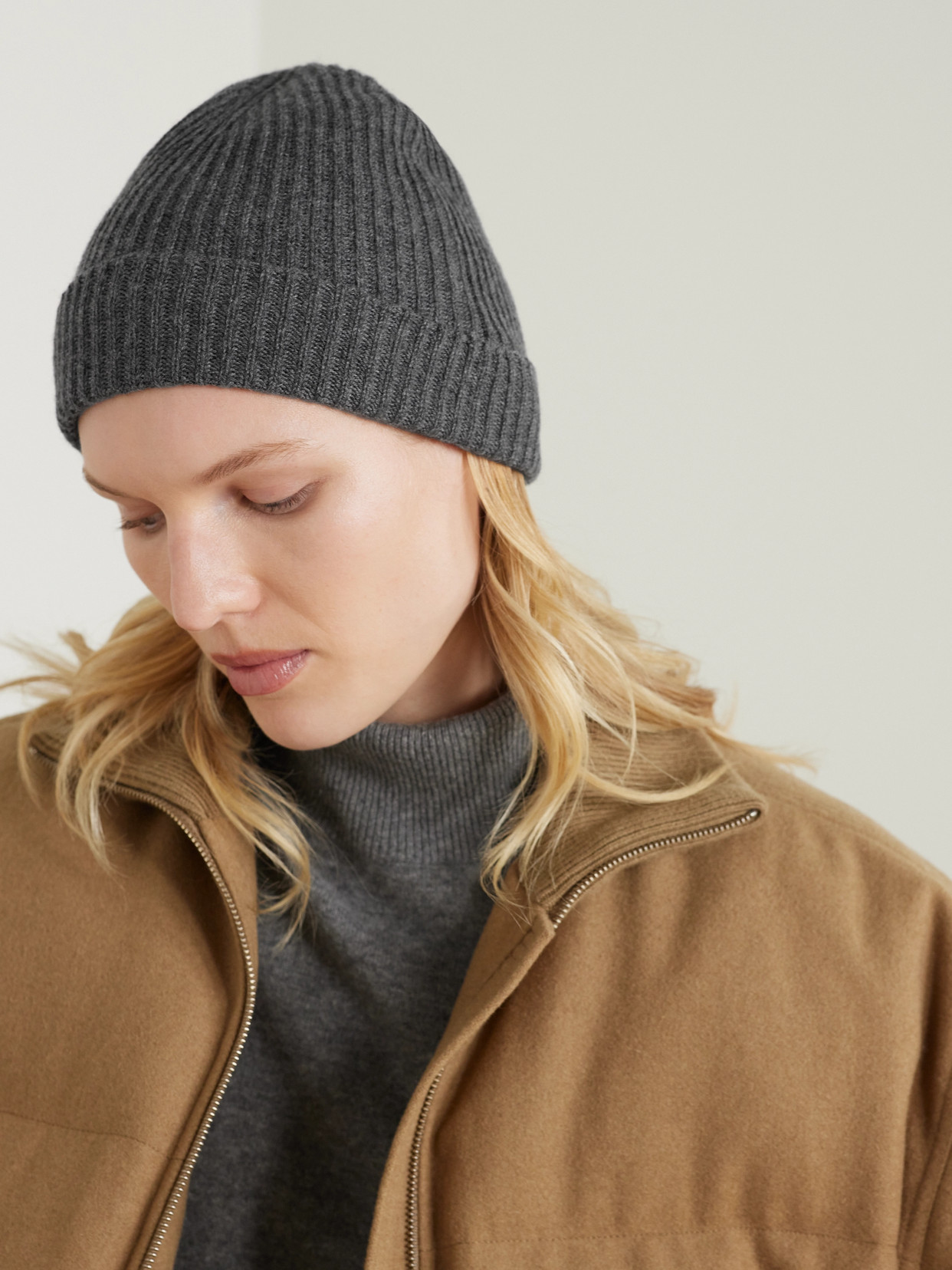 Johnstons Of Elgin Ribbed Cashmere Beanie In Gray