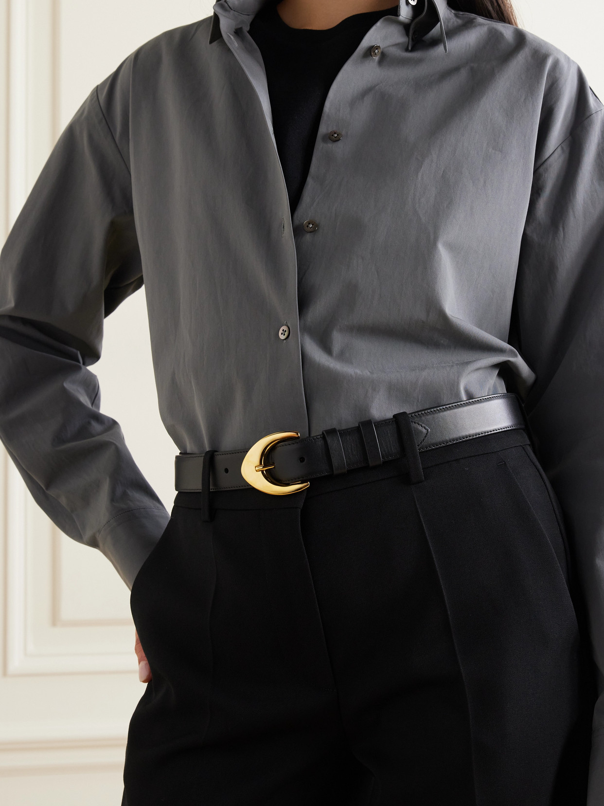 The Row Arrow Leather Belt In Black