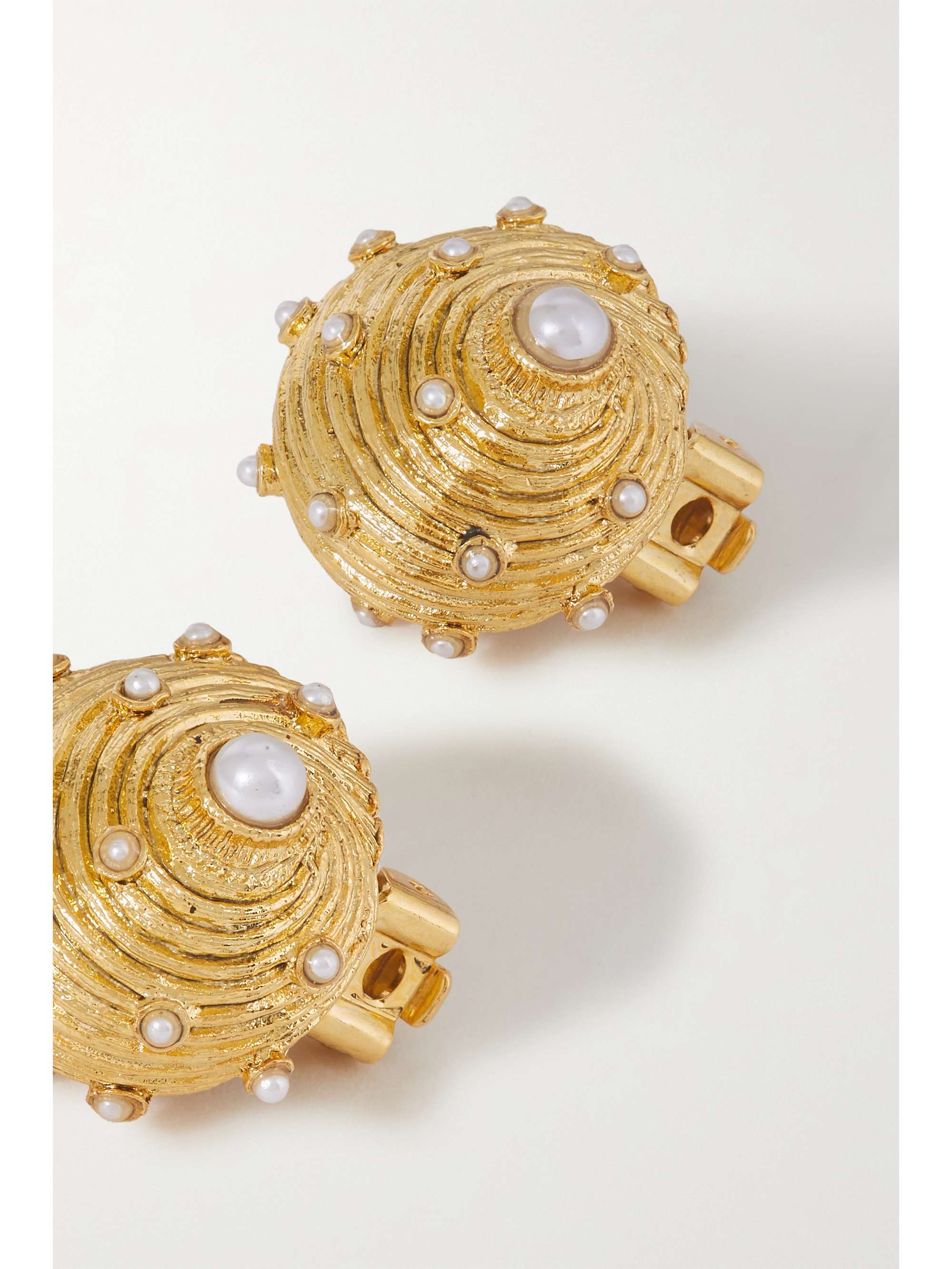 OSCAR DE LA RENTA Dotted Shell gold tone faux pearl clip earrings