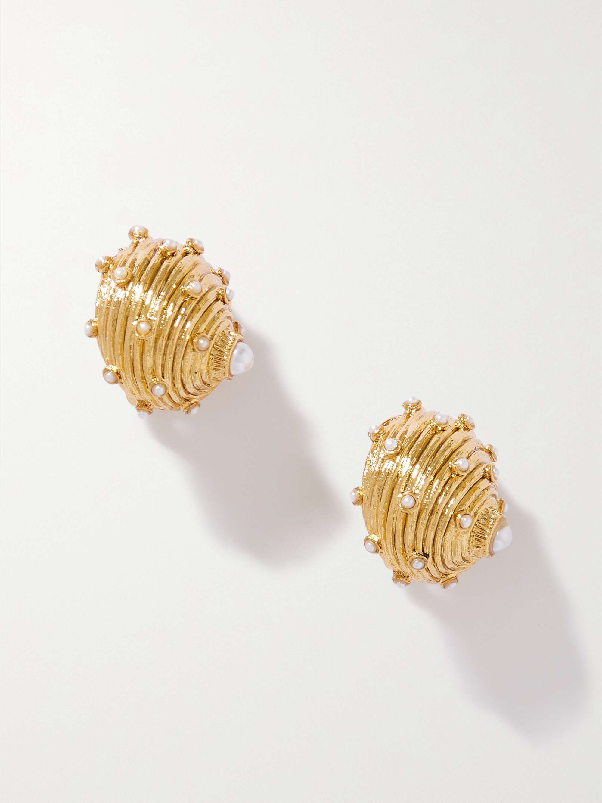 OSCAR DE LA RENTA Dotted Shell gold tone faux pearl clip earrings