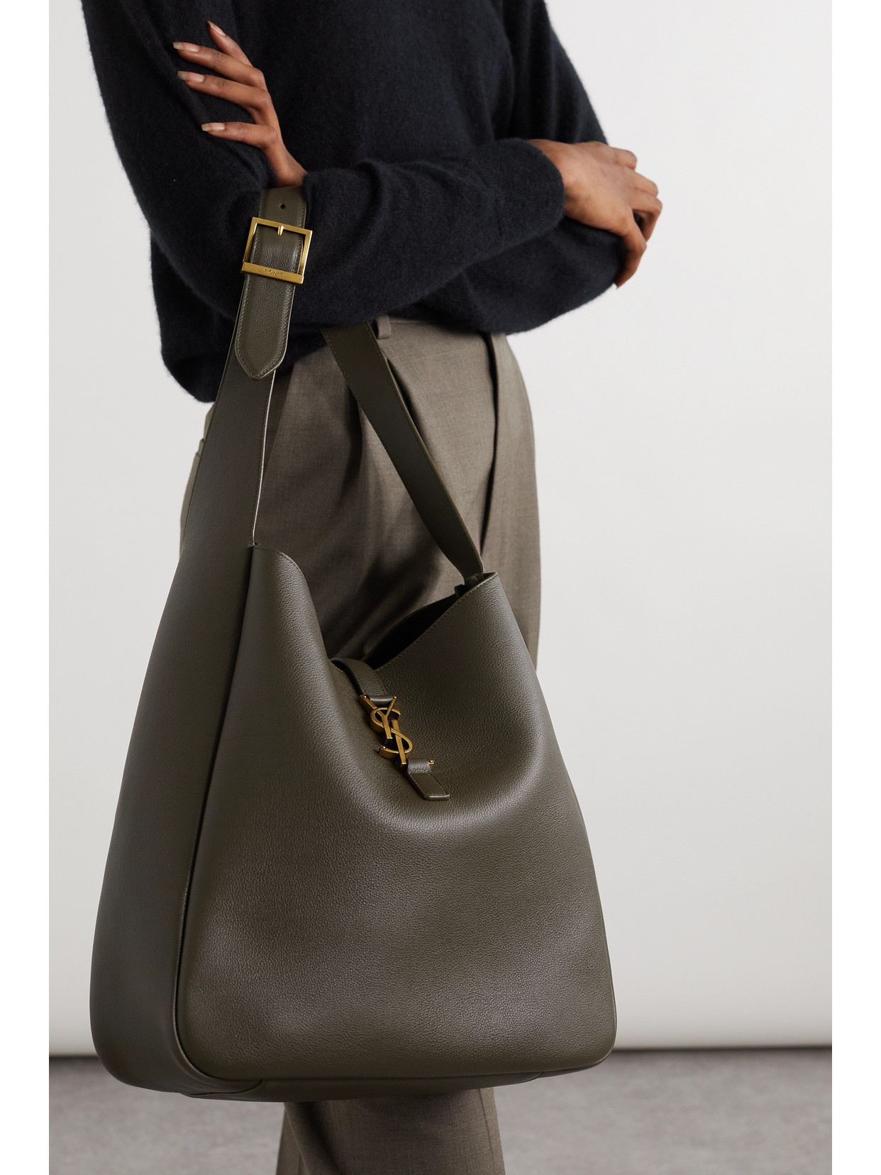 Le 5 À 7 Supple Large Shoulder Bag