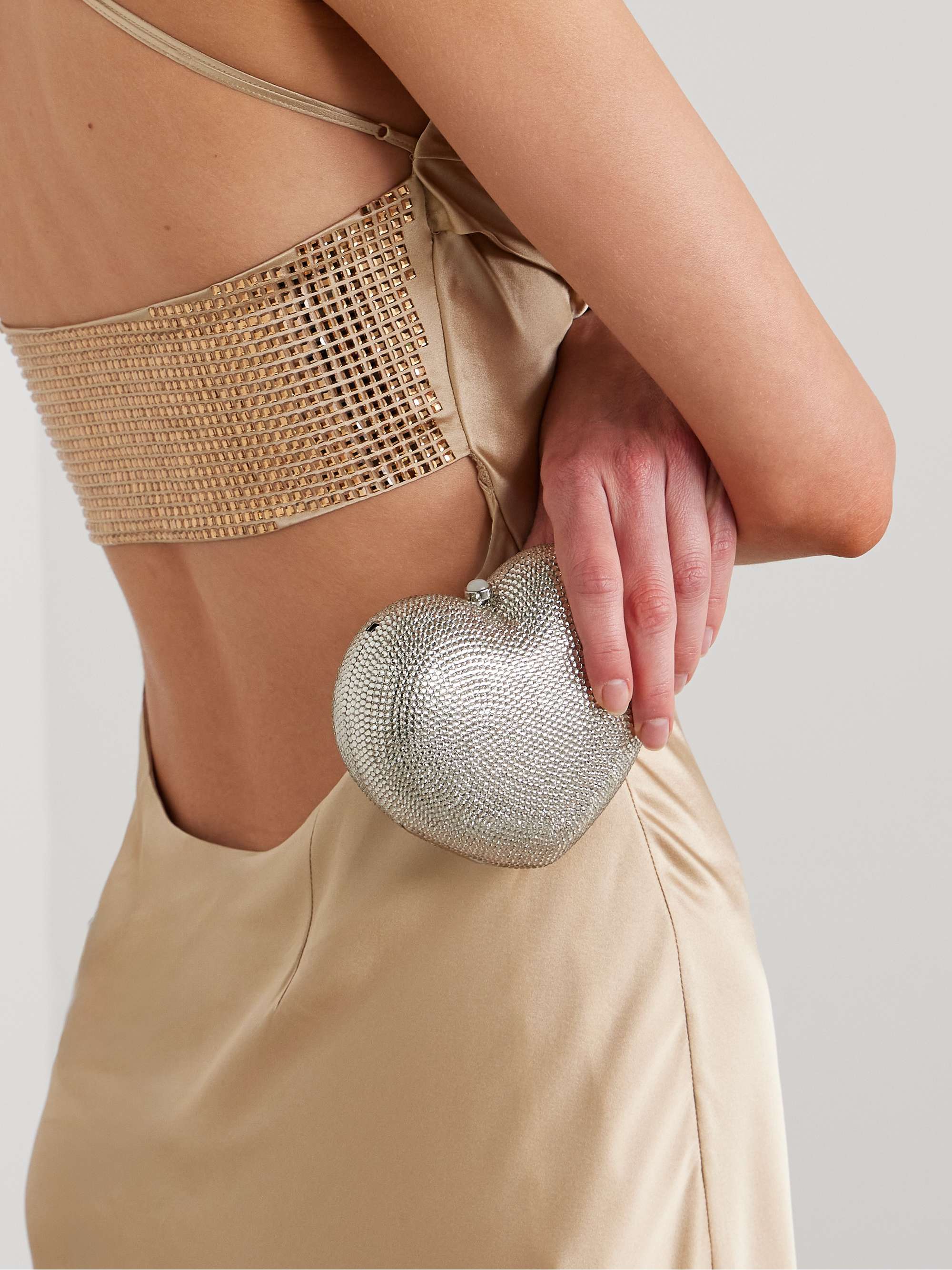 JUDITH LEIBER COUTURE Pochette en métal argenté à cristaux Petit Coeur