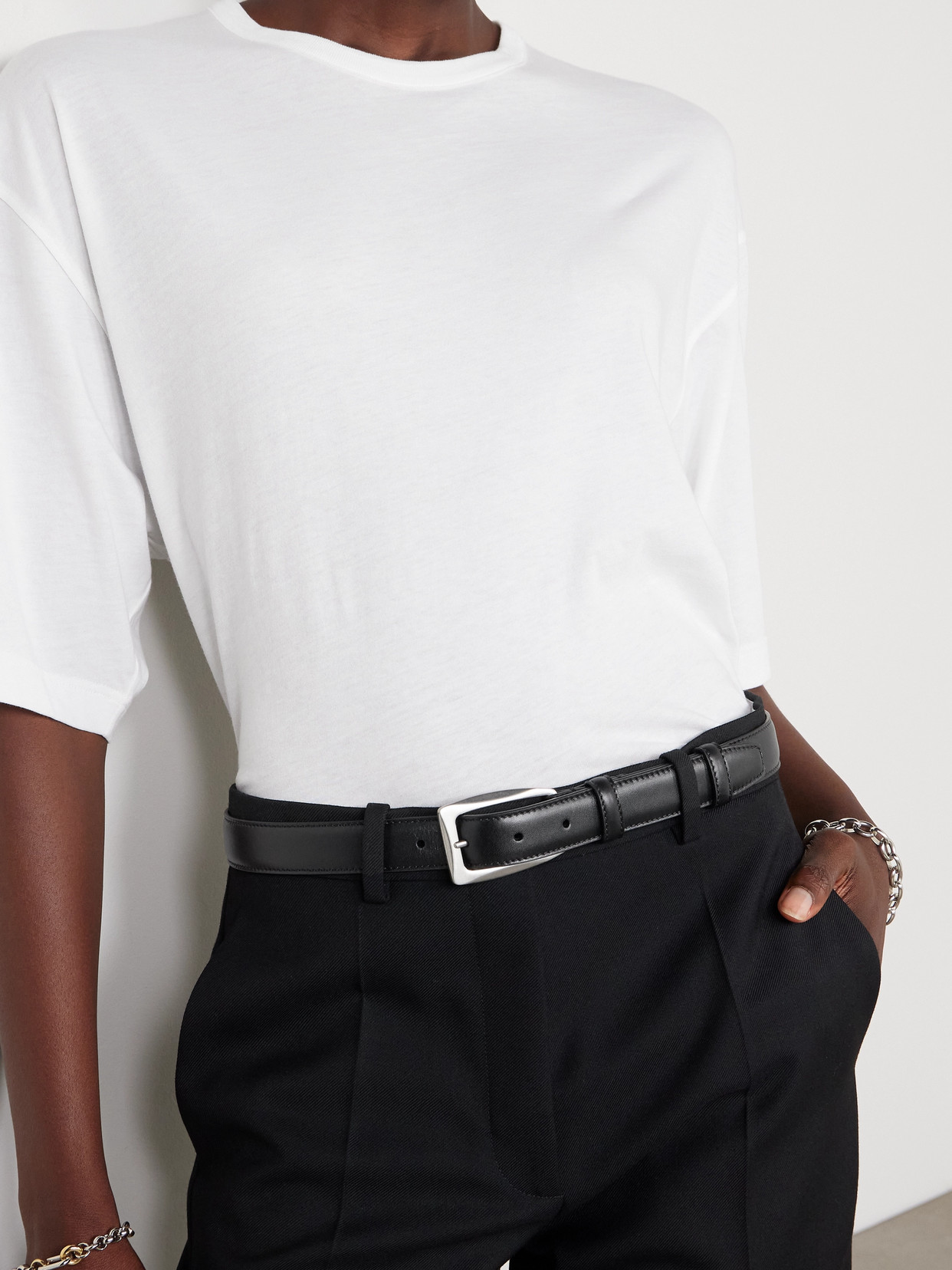 The Row Arco Leather Belt In Black