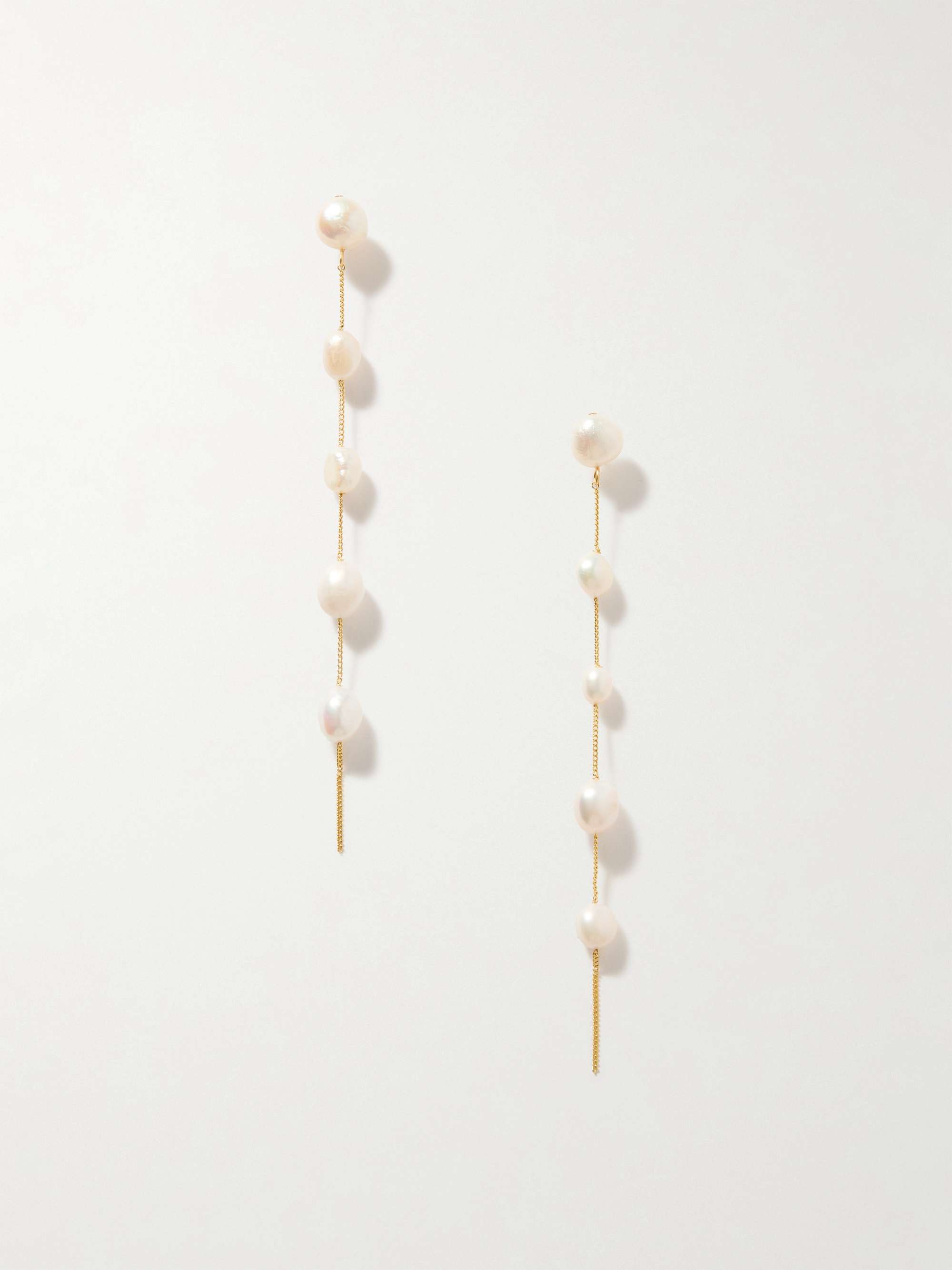 CULT GAIA أقراط Atum من معدن ذهبي اللون ولؤلؤ