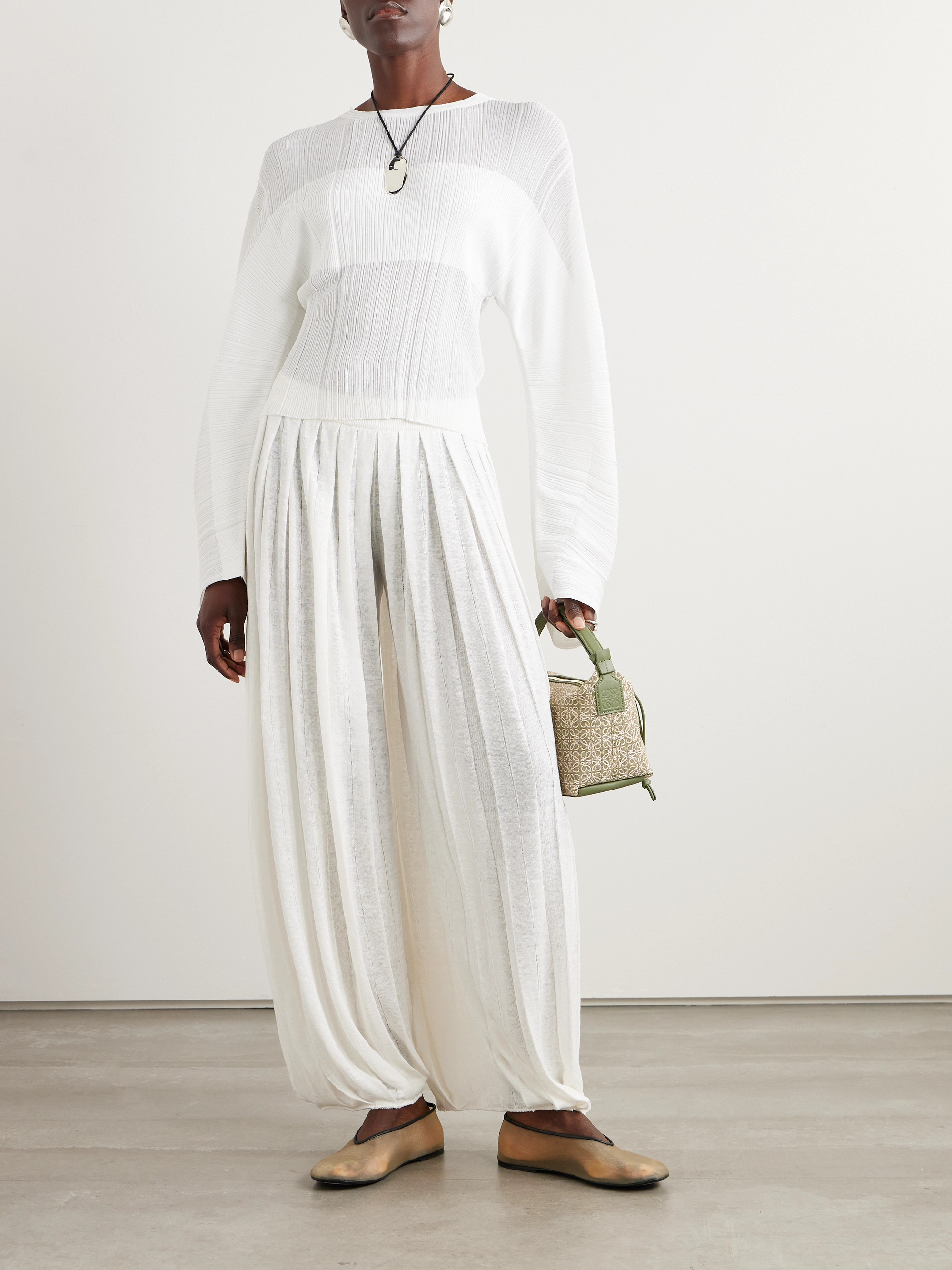 Loro Piana スラックス　サイズ50 ホワイト　コットンリネン Loro Piana Men's City Pleated Cotton-Linen Pants | Neiman Marcus