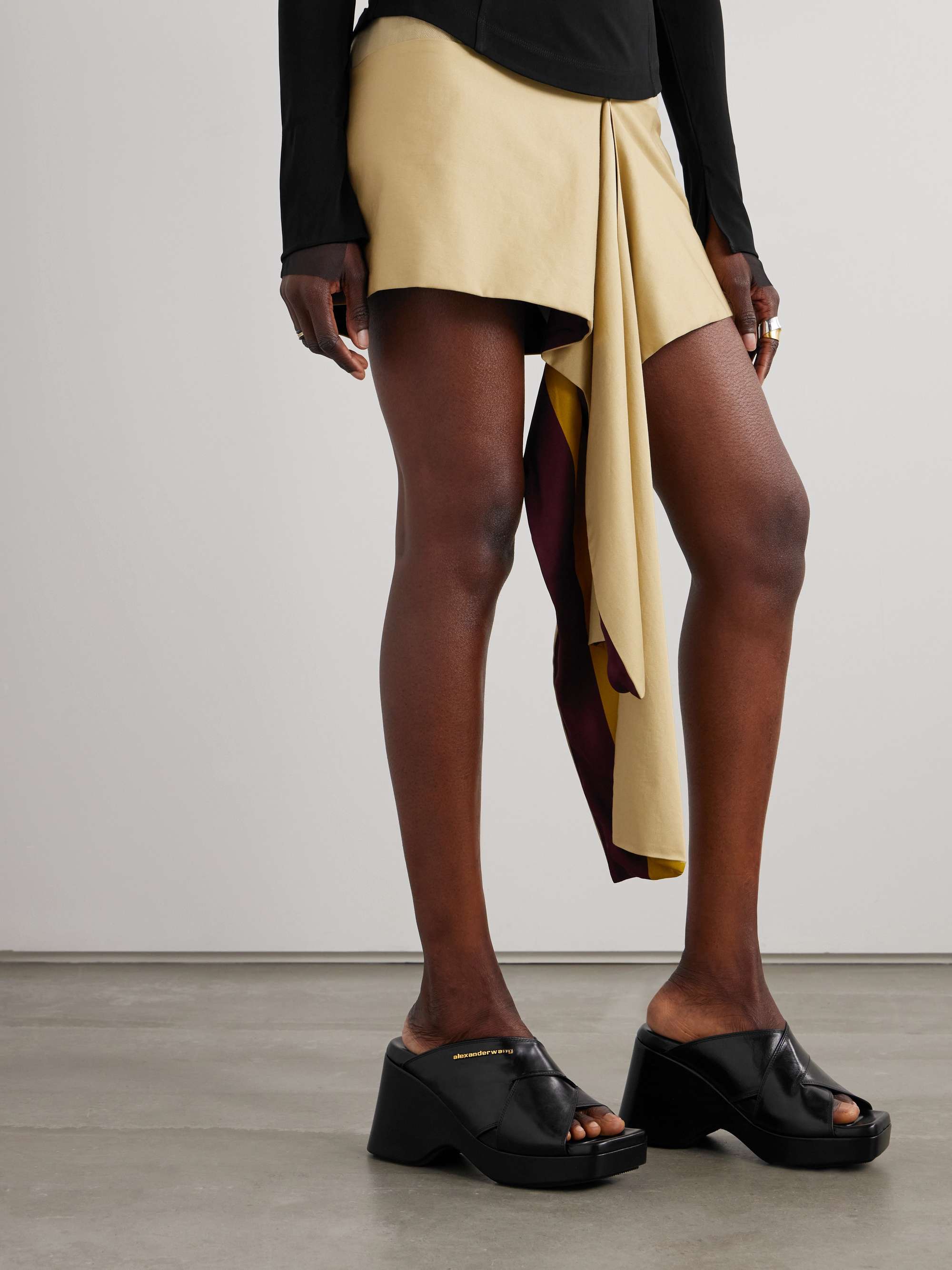 Float Plateau Mules aus Craquele Leder mit Verzierung NET A PORTER