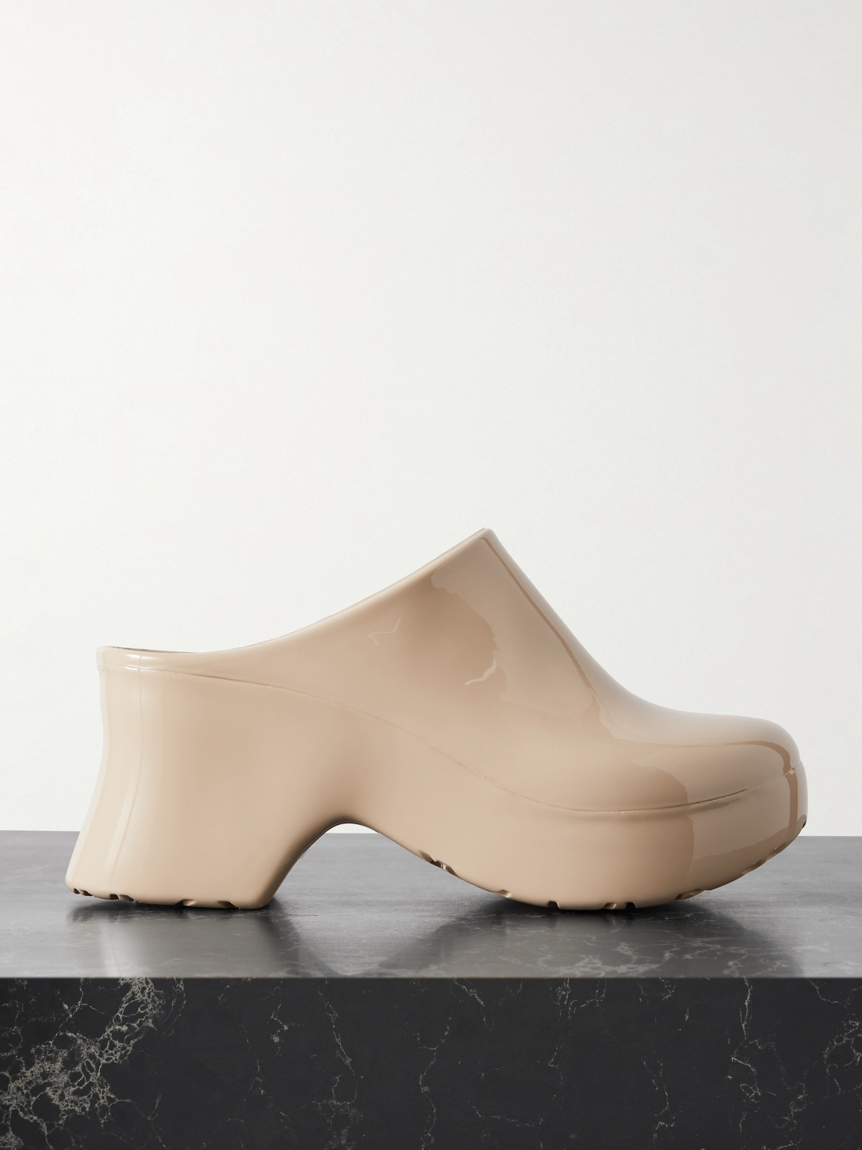 Loewe + Paula's Ibiza Glossed-rubber Mules In Beige