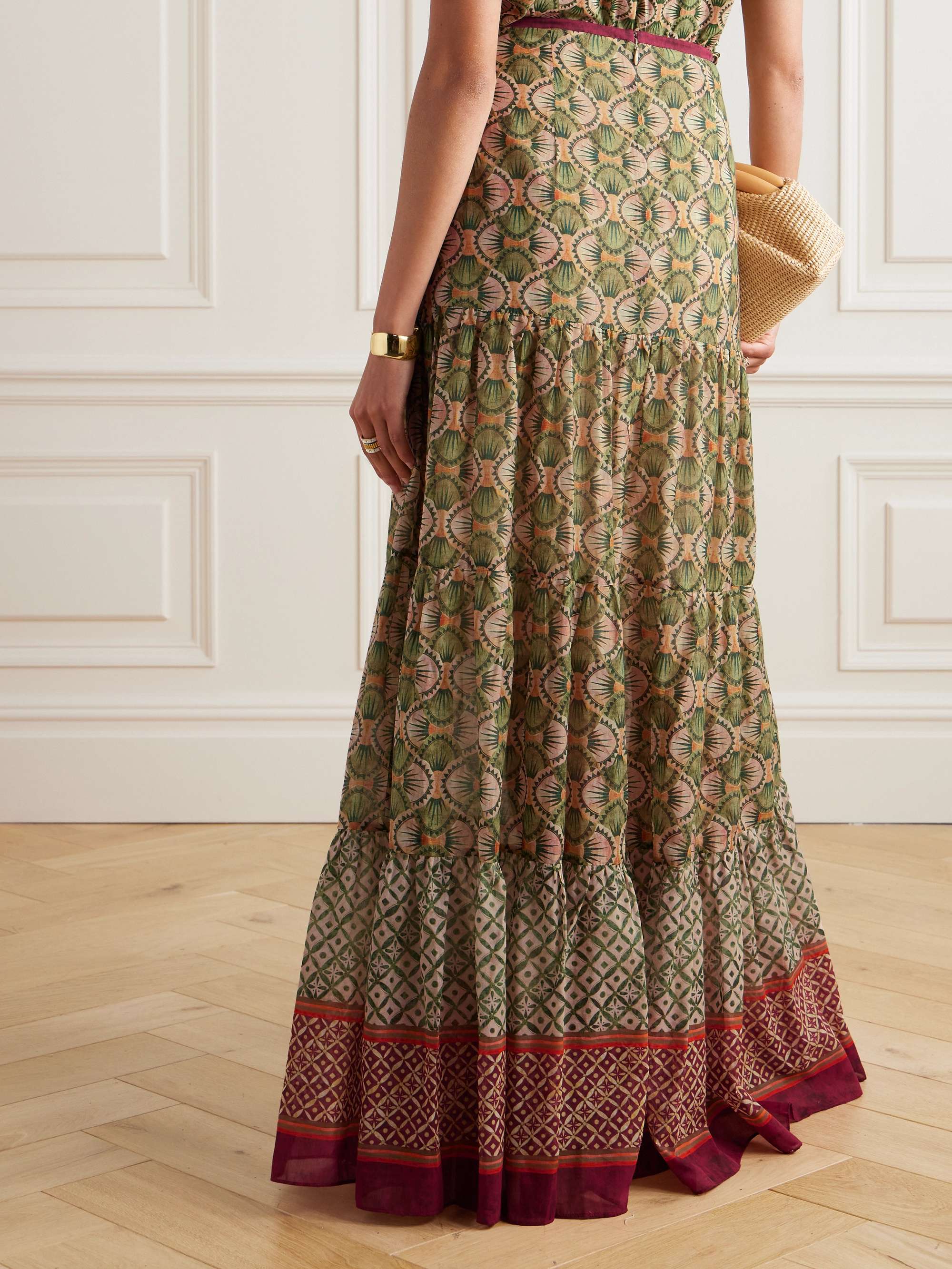 SALONI 