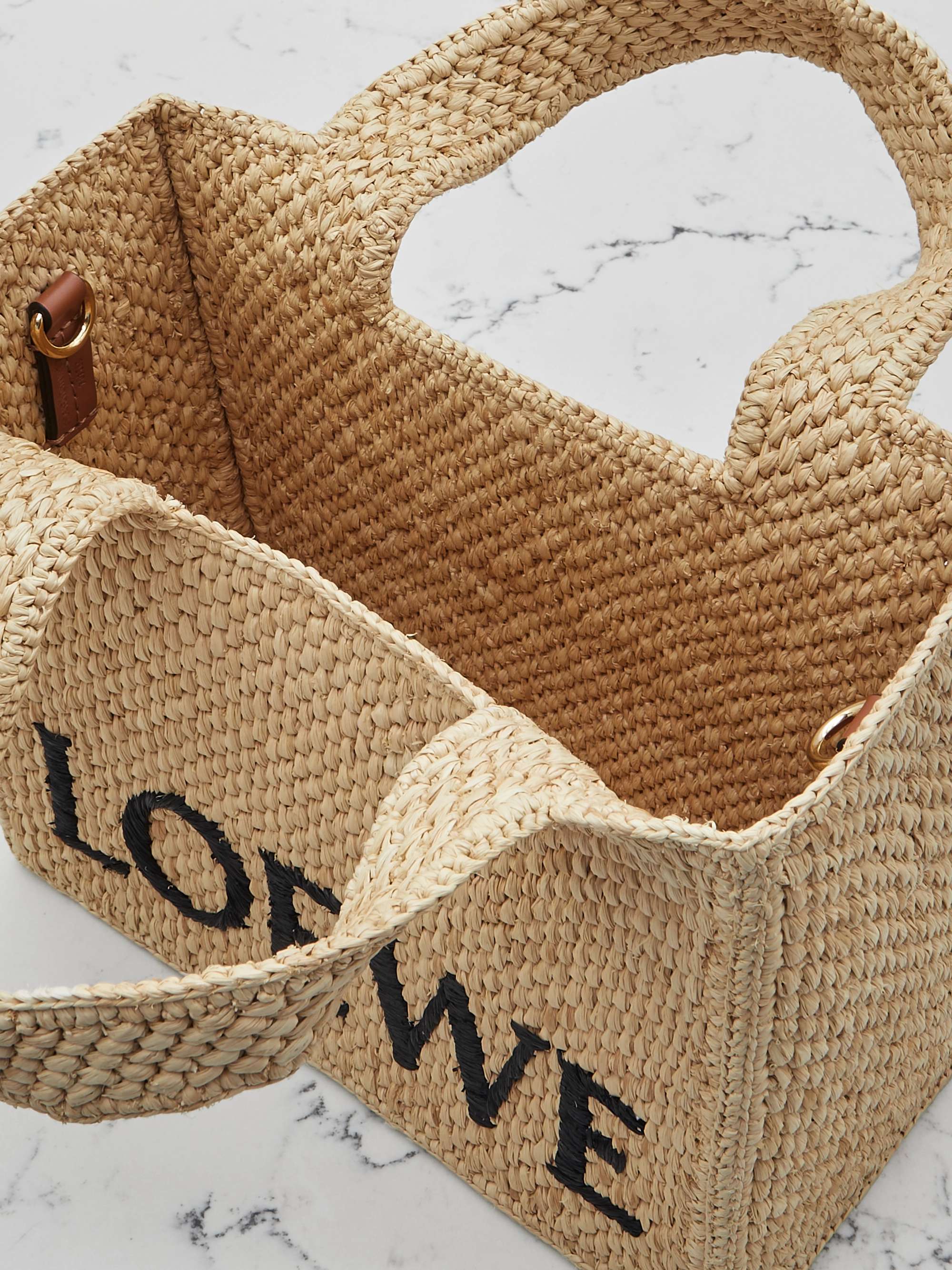 LOEWE Paula's Ibiza + حقيبة توت مطرّزة من نسيج النخيل