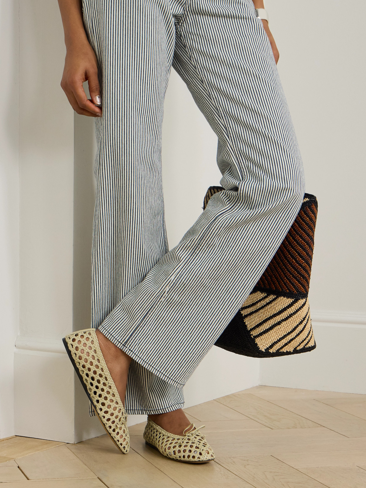 Le Monde Beryl Regency Bow-embellished Woven Leather Ballet Flats In Ecru