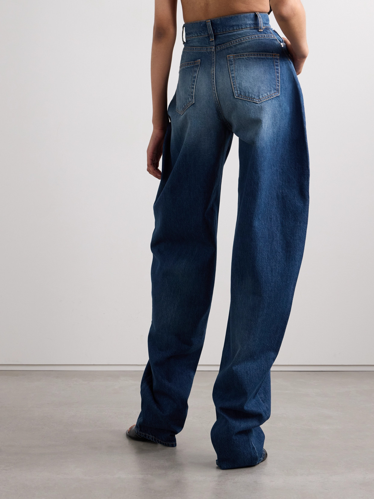 MONOT HIGH-RISE BARREL-LEG JEANS