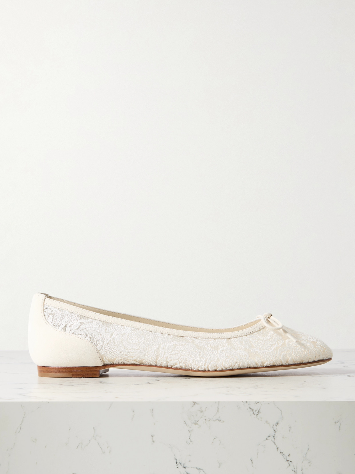 Manolo Blahnik Verizzo Bow-detailed Suede-trimmed Cotton-blend Lace Ballet Flats In Ivory