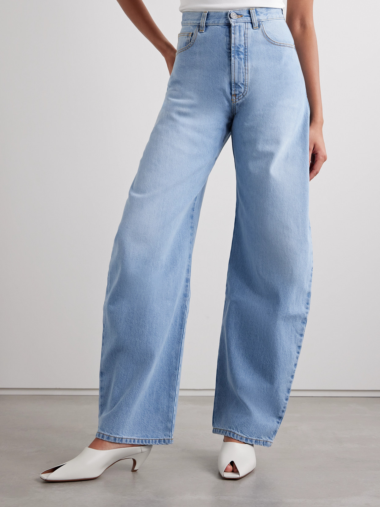 Alaïa Leather Peep-toe Kitten Mules In White