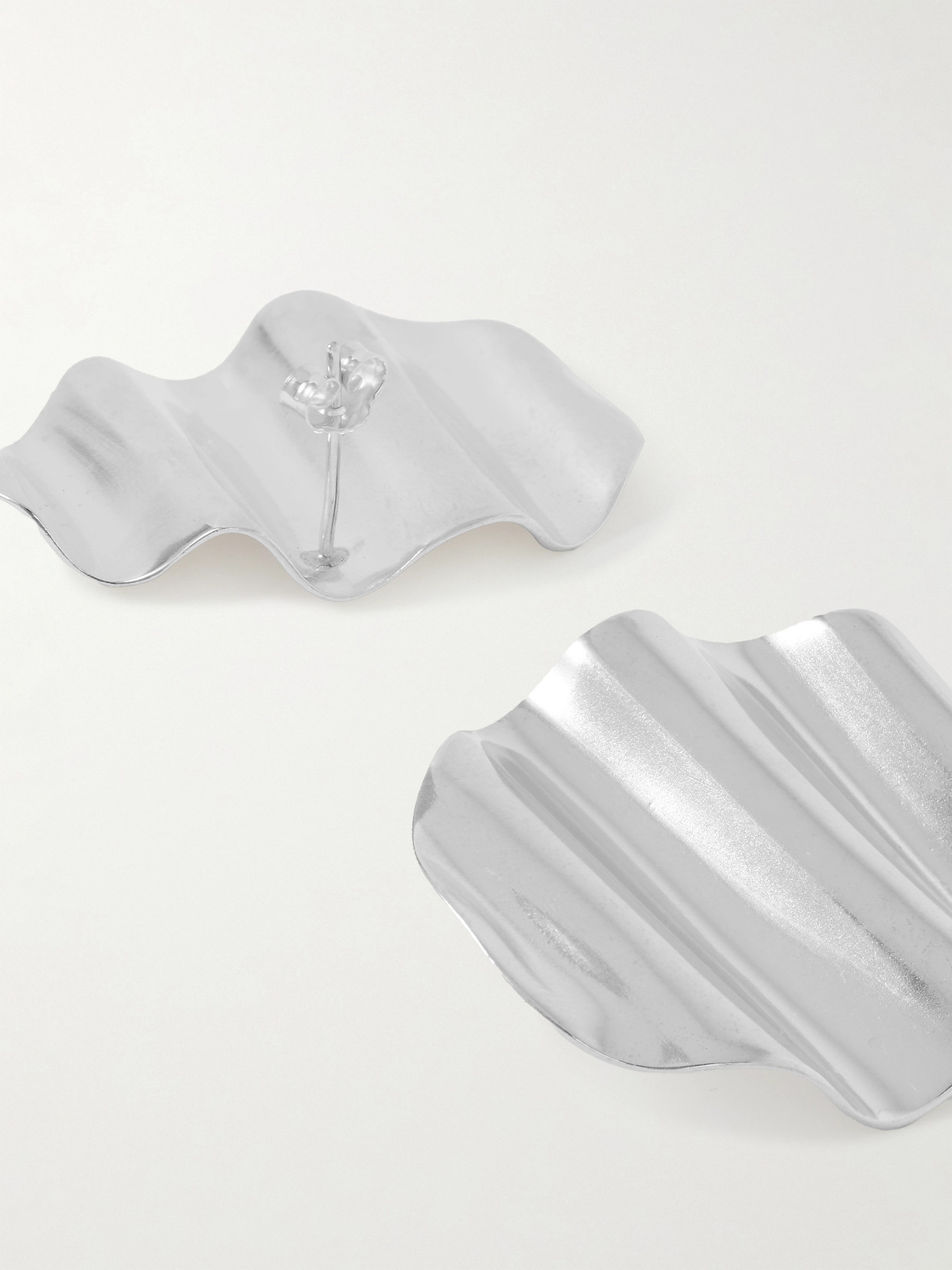 The Ysso L'onda Silver Earrings In Silver