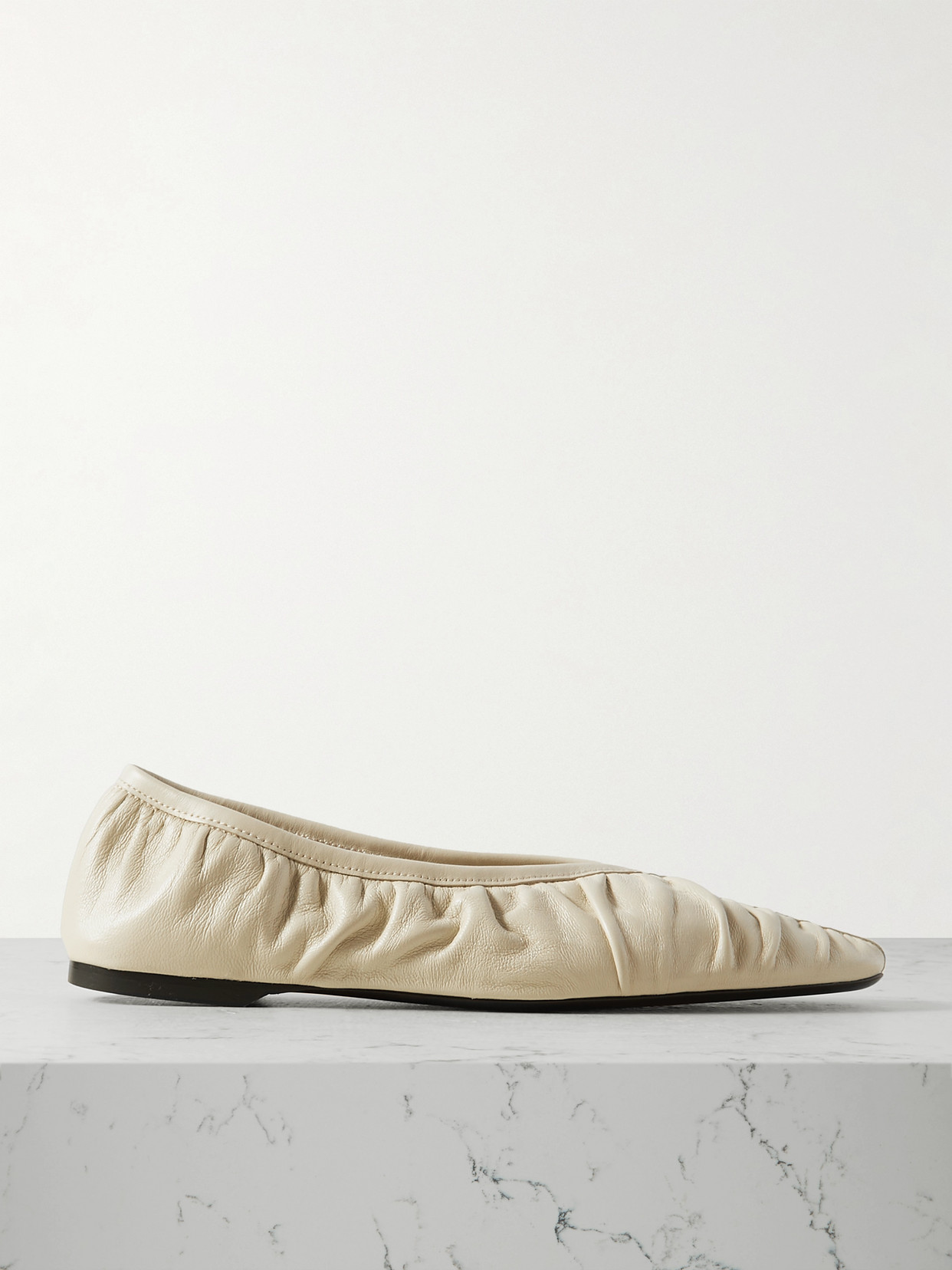 Totême The Gathered Leather Ballet Flats In Off-white