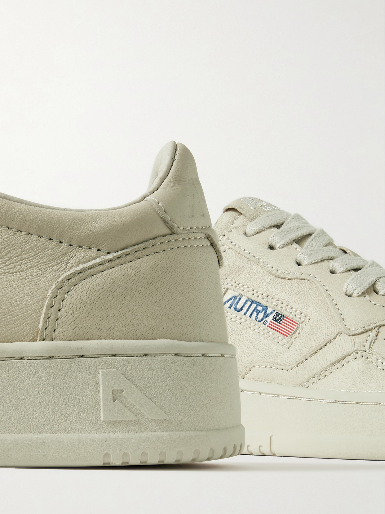 Autry Medalist Low Leather Sneakers In Neutrals